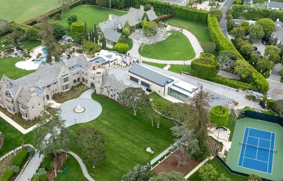 Se decía que en la icónica residencia habitaba el fantasma de una mujer que había muerto allí antes de que Hefner la comprara