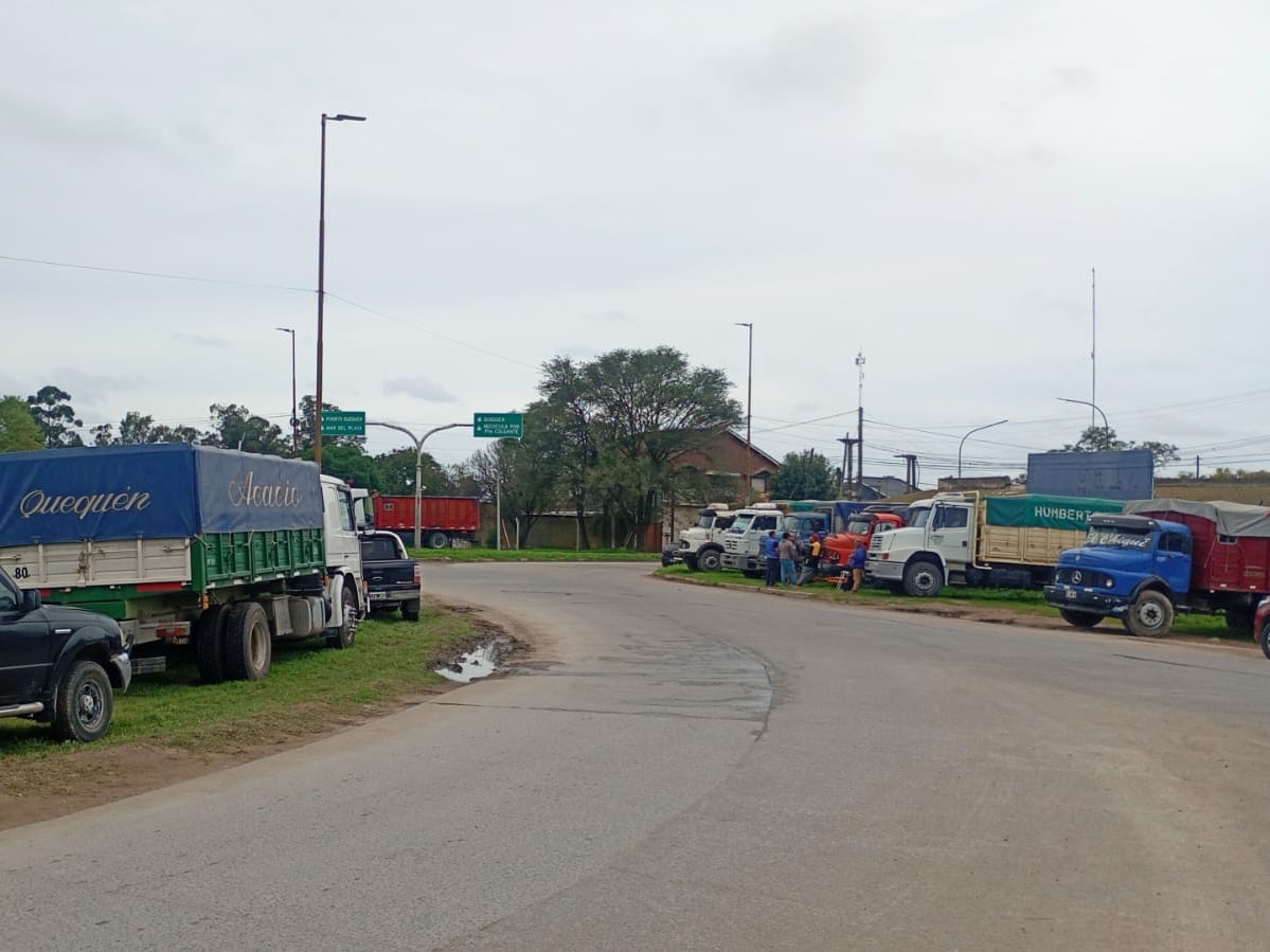 Un puerto sigue sin cargar: estimaron que dejaron de entrar US$450 millones por la protesta de los transportistas