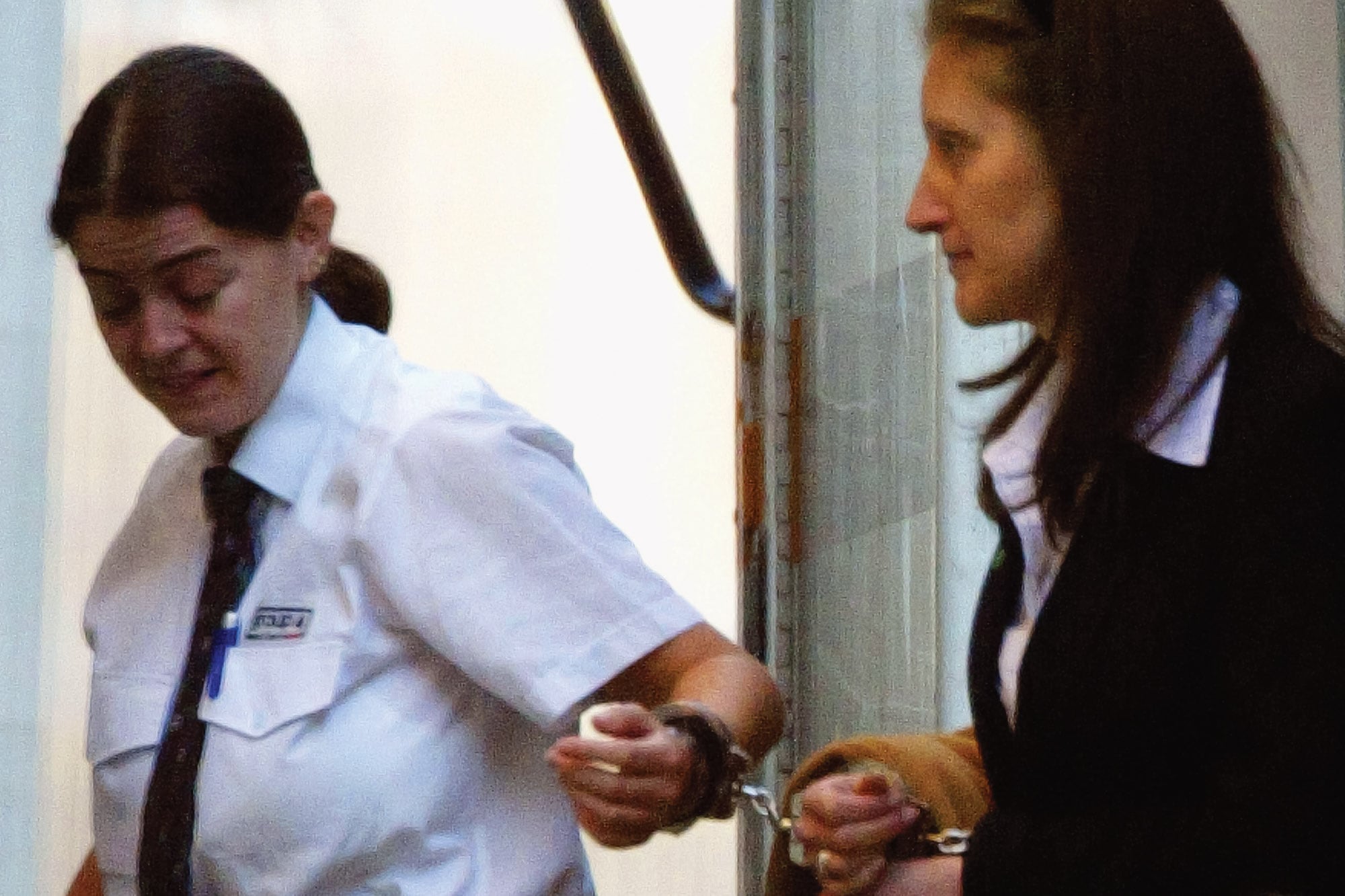 La exasistente de la duquesa de York, Jane Andrews, llega esposada a la High Court de Londres, el 24 de septiembre de 2003. (Photo by Ian Waldie/Getty Images)