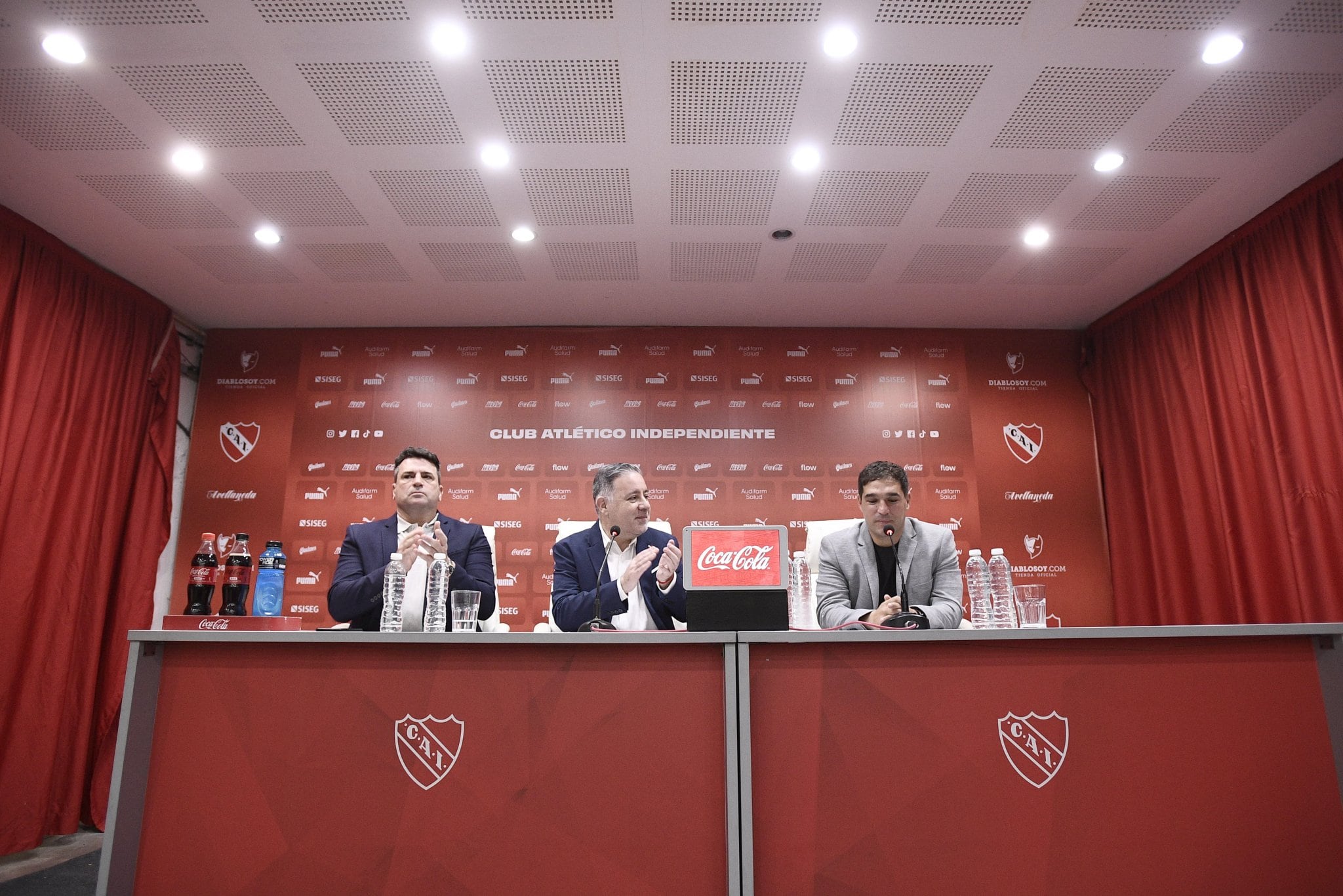 Pablo Cavallero (manager) y Fabián Doman (presidente) durante la presentación de Leandro Stilitano (derecha) como técnico de Independiente; ninguno de los tres duró más de un año en su cargo