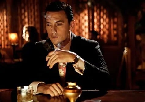 Como un abogado de mafiosos en Mob City, una serie de gángsters creada por Frank Darabont que duró apenas una temporada