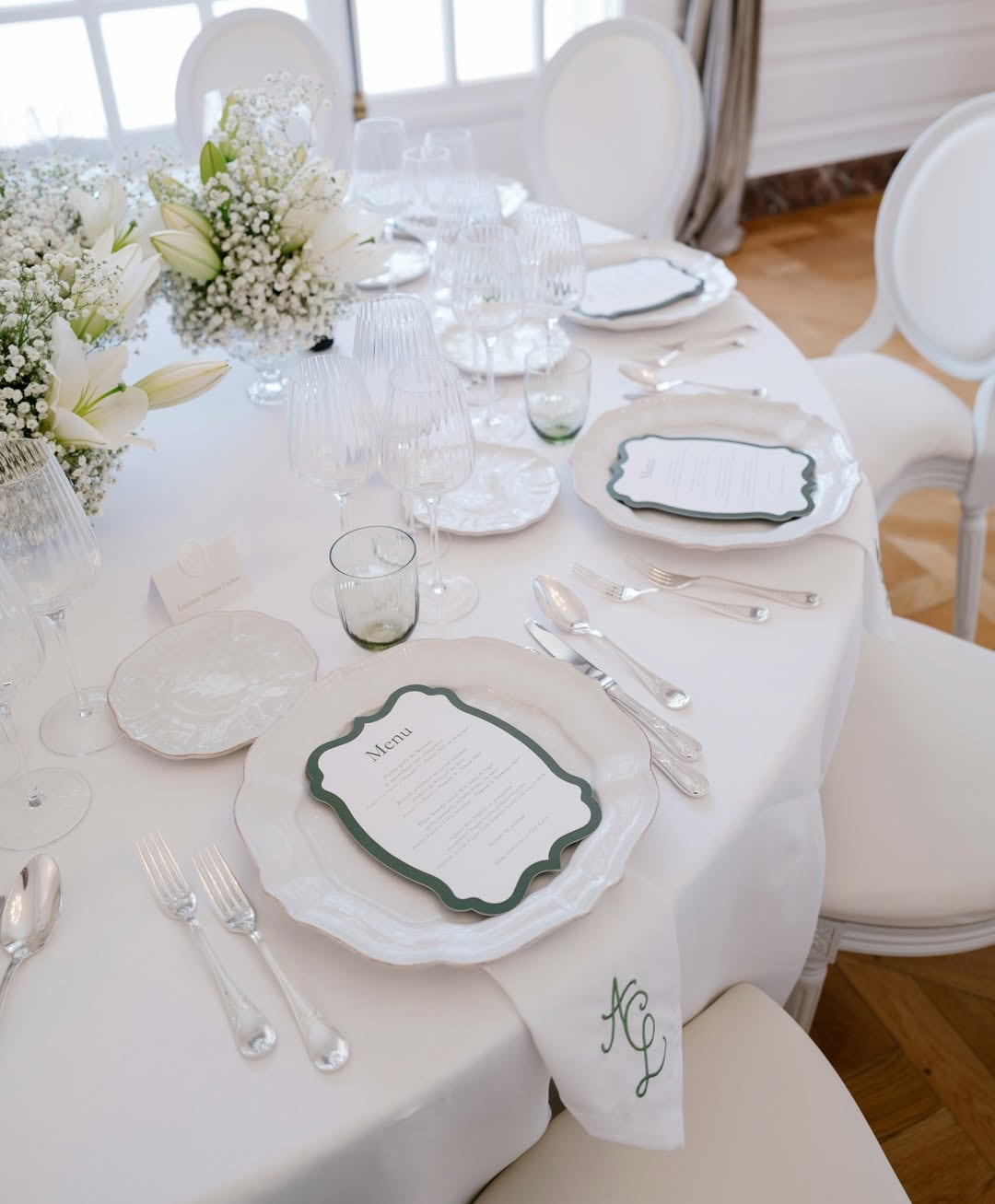 Un detalle de las mesas en las que el blanco fue protagonista