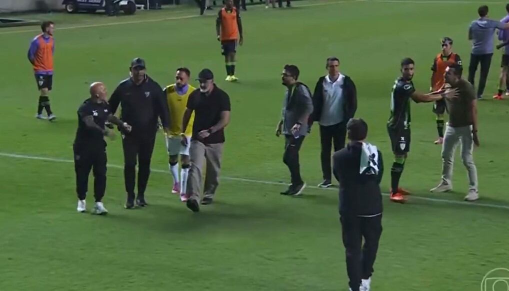 Jorge Sampaoli se cruzó con el DT de América Mineiro por burlarse de su estatura