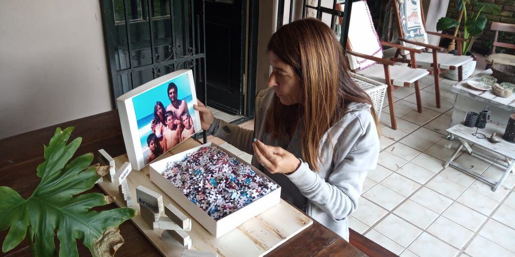 La foto de uno de los primeros rompecabezas era de su familia y se lo mandó a sus padres... ¡pero nunca lo armaron!