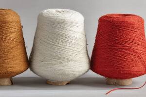 Cómo es la ruta de un ovillo de lana pura hasta convertirse en producto