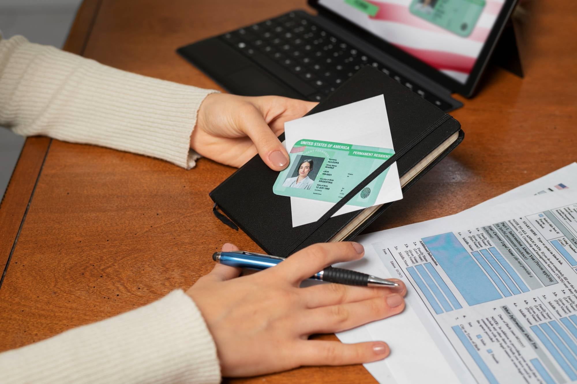 Todas las demás categorías de solicitud del formulario I-485 que no sean basadas en el empleo e independientes deben continuar su presentación por correo postal