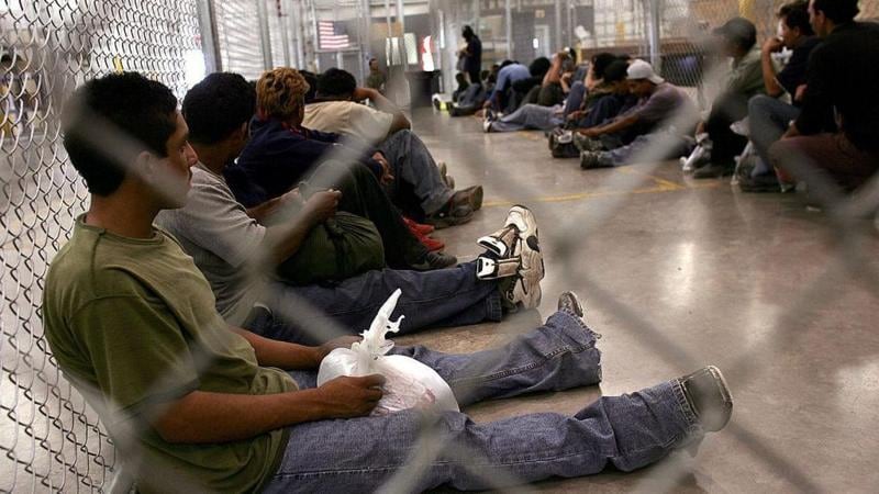 La aplicación de la Ley de Enemigos Extranjeros podría facilitar al gobierno de Trump la captura, detención y deportación rápida de inmigrantes