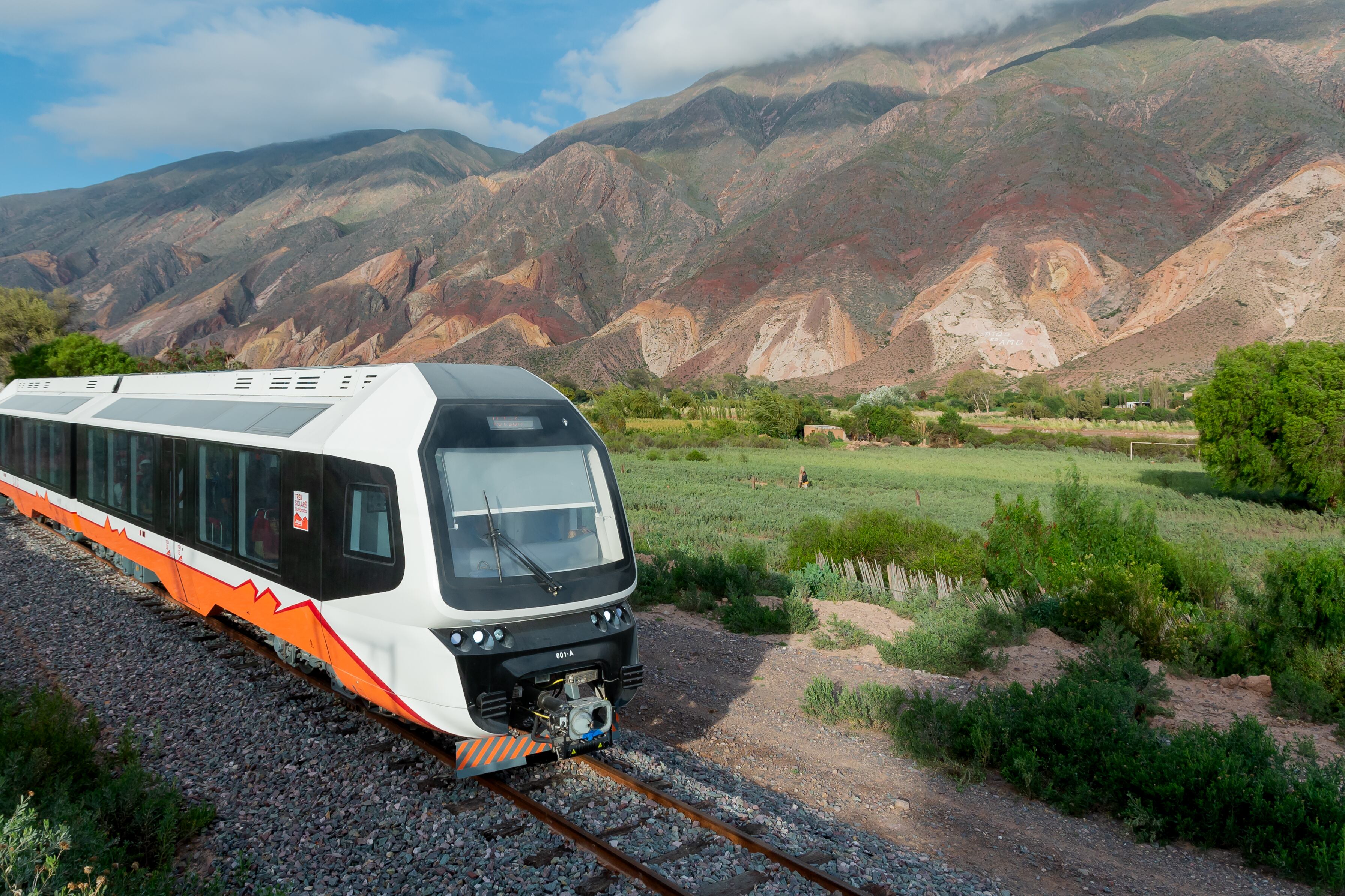 El nuevo tren solar de la Quebrada poco antes de llegar a Maimará junto a la Paleta del Pintor.