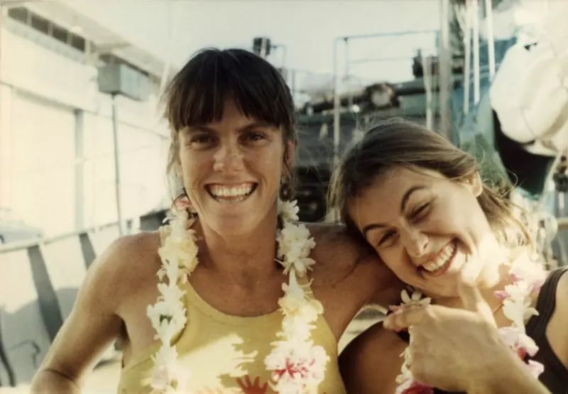 La marinera Bunny McDiarmid (izquierda) y la ingeniera Hanne Sorensen en el Rainbow Warrior en tiempos más felices, al principio del viaje