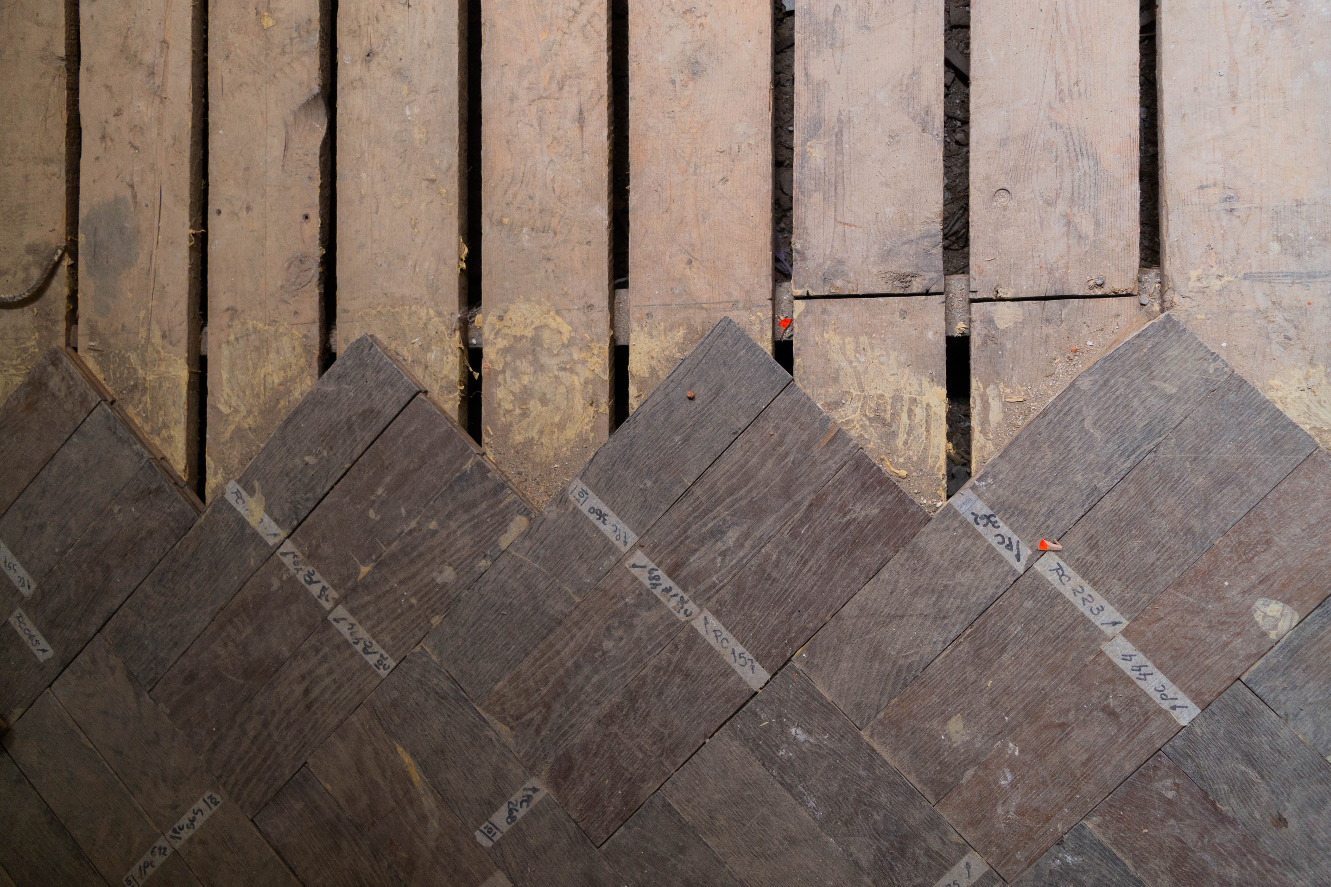 La remodelación implicó tratar de conservar todo lo posible. En la imagen, el complejo rompecabezas con los listones de madera