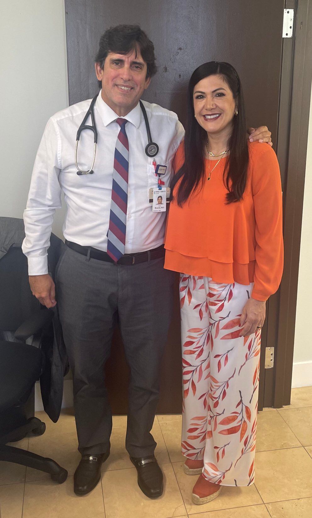 El doctor Carlos Riveros con la cantante Sofía Orozco.