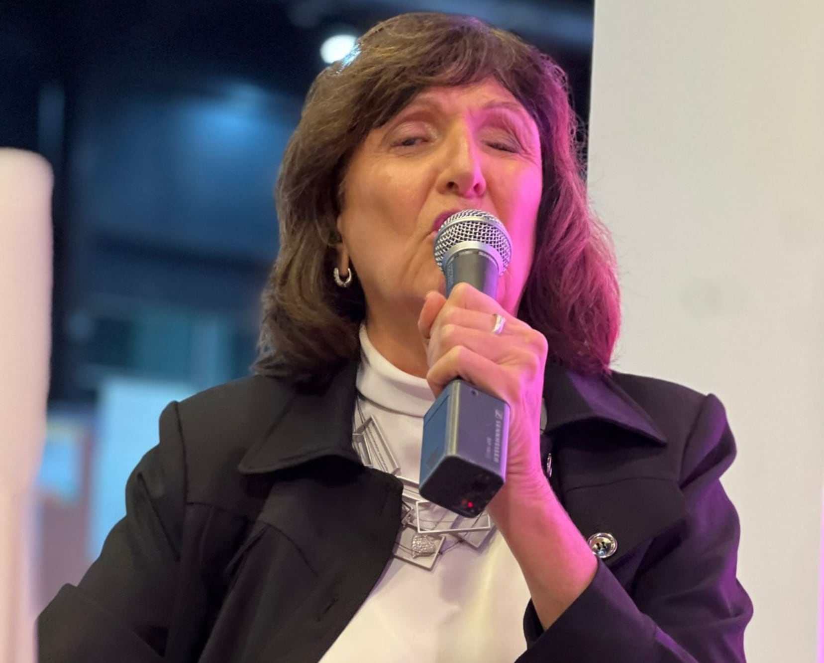 Brindando una charla motivacional.