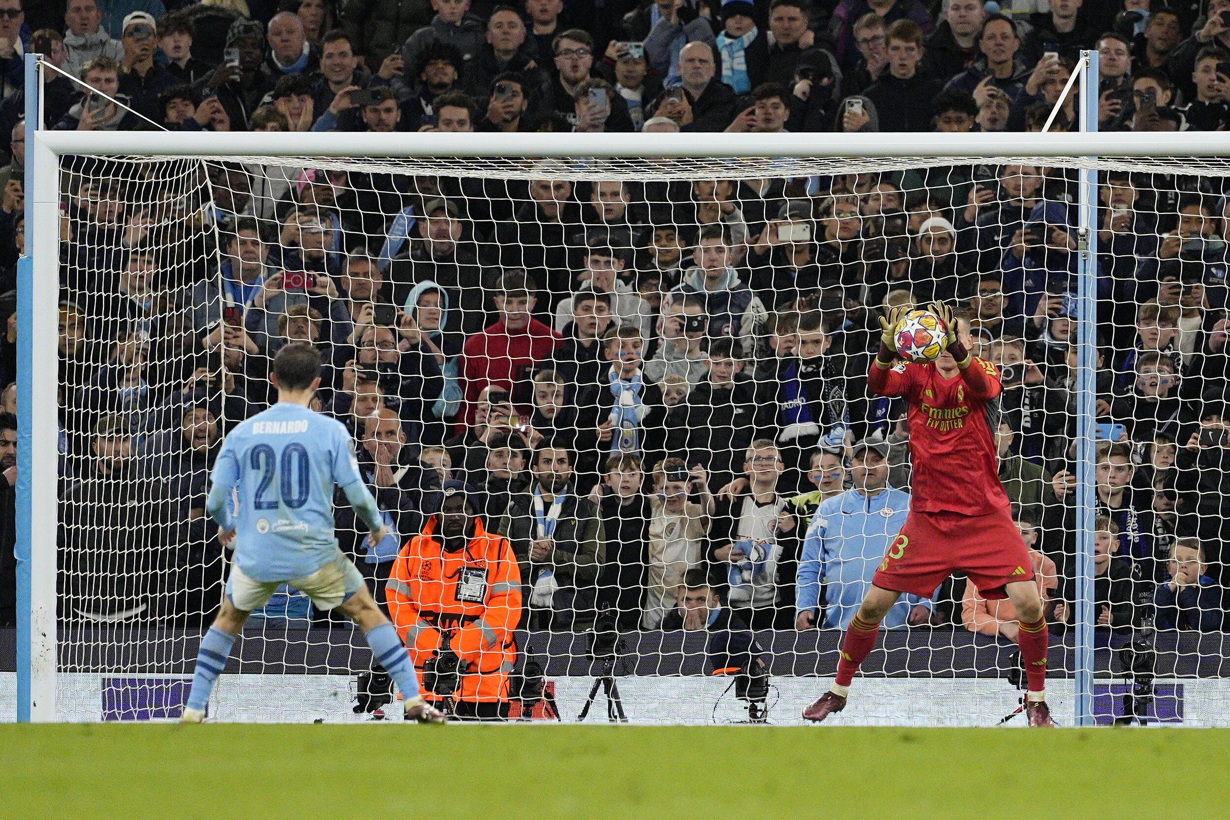 Lunin se queda parado y ataja el penal de Bernardo Silva