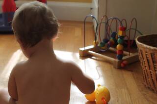 Diario de paternidad: mi hijo siempre prefiere el papel que envuelve el juguete