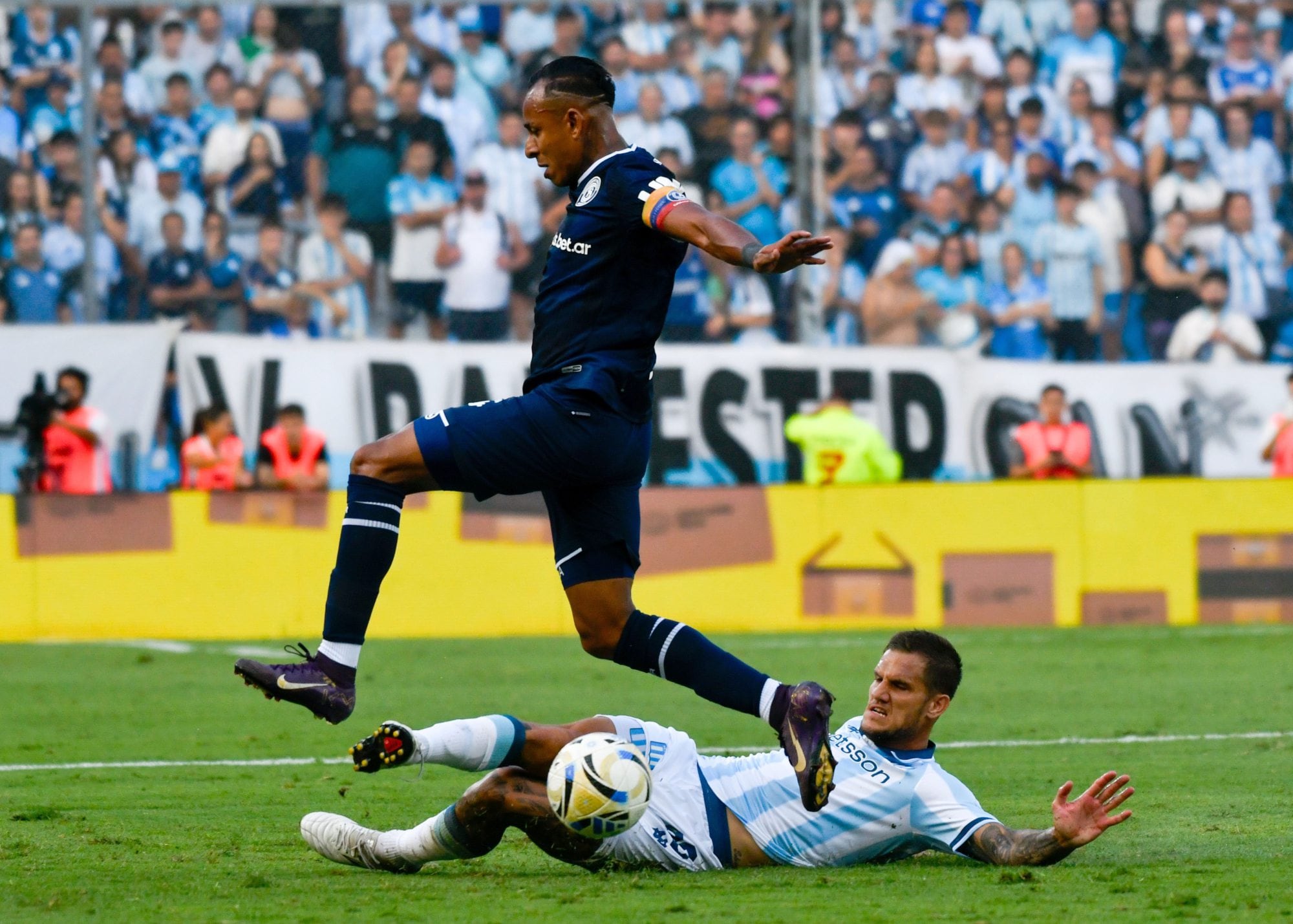 Bruno Zuculini recupera una pelota ante Sebastian Villa