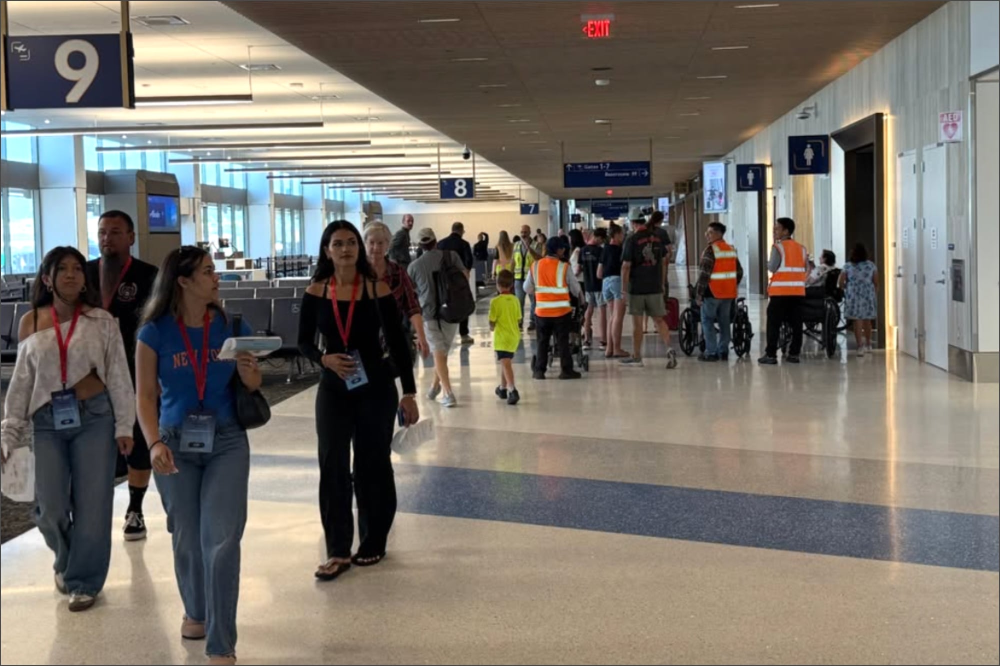 La nueva terminal en el BRU de California cuenta con mayor espacio para la circulación de viajeros en los pasillos y salas de espera