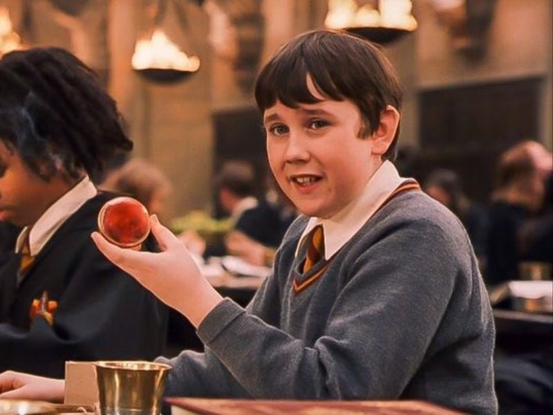 Interpretó al personaje más torpe de Harry Potter y hoy es todo un galán