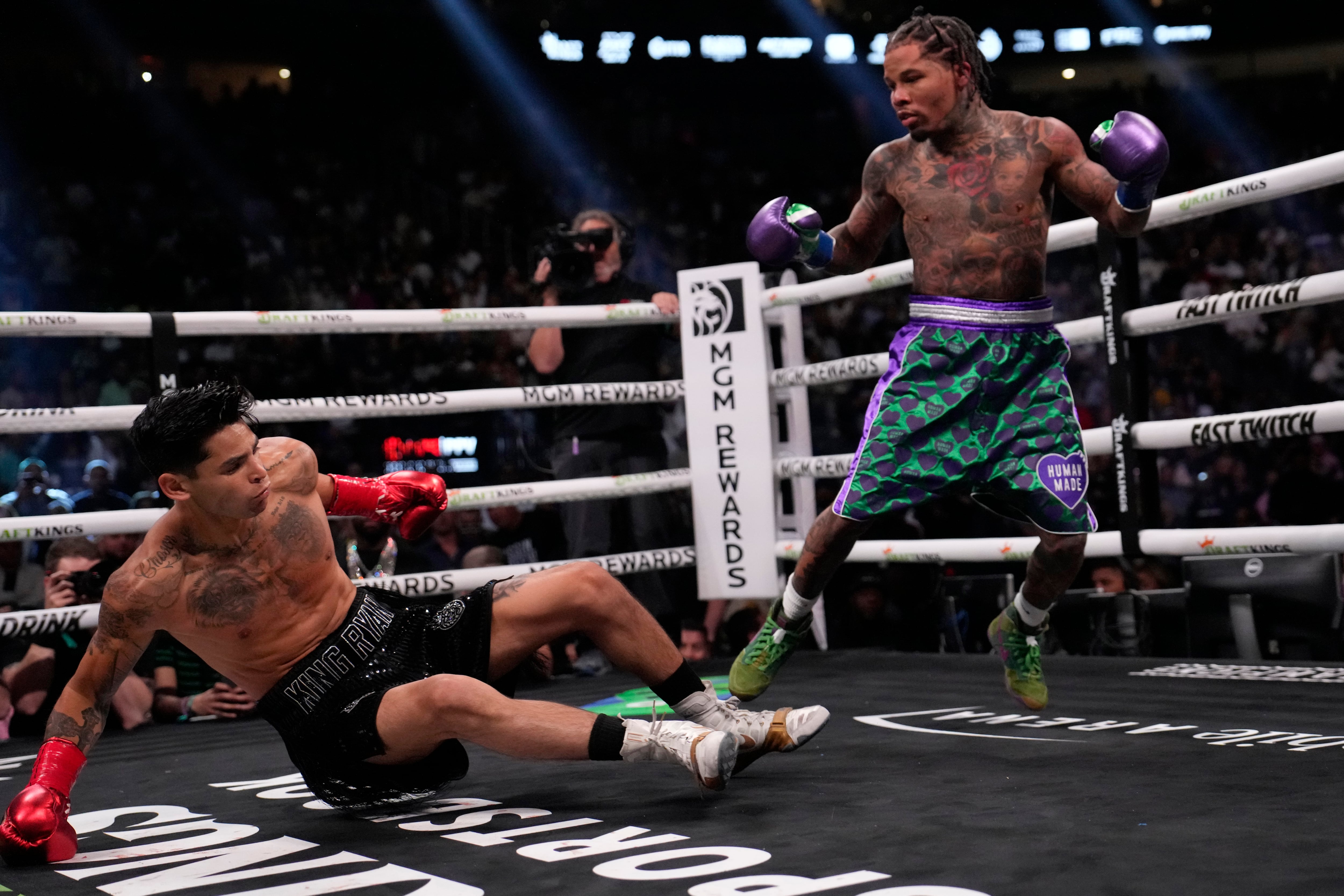 Gervonta Davis noquea a Ryan García durante un combate de pesos ligeros de boxeo el sábado 22 de abril de 2023 en Las Vegas. (AP Foto/John Locher)