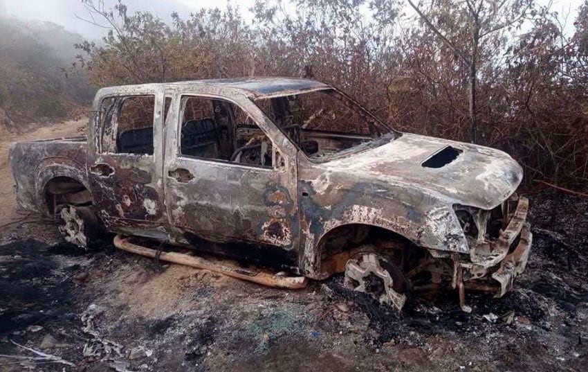 En el camino de acceso a la mina ilegal, las autoridades encontraron dos vehículos quemados