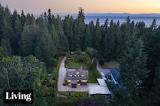 En las afueras de Vancouver, una casa en un pueblo remoto al que se llega navegando y parece de cuento