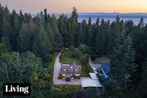 En las afueras de Vancouver, una casa en un pueblo remoto al que se llega navegando y parece de cuento