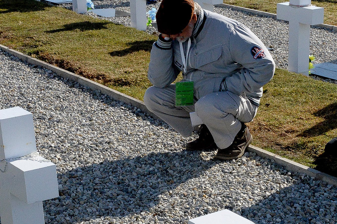 Malvinas: en una histórica ceremonia las familias de 90 soldados pudieron rendirles homenaje en tumbas con nombre, hubo aplausos para el militar británico que los sepultó