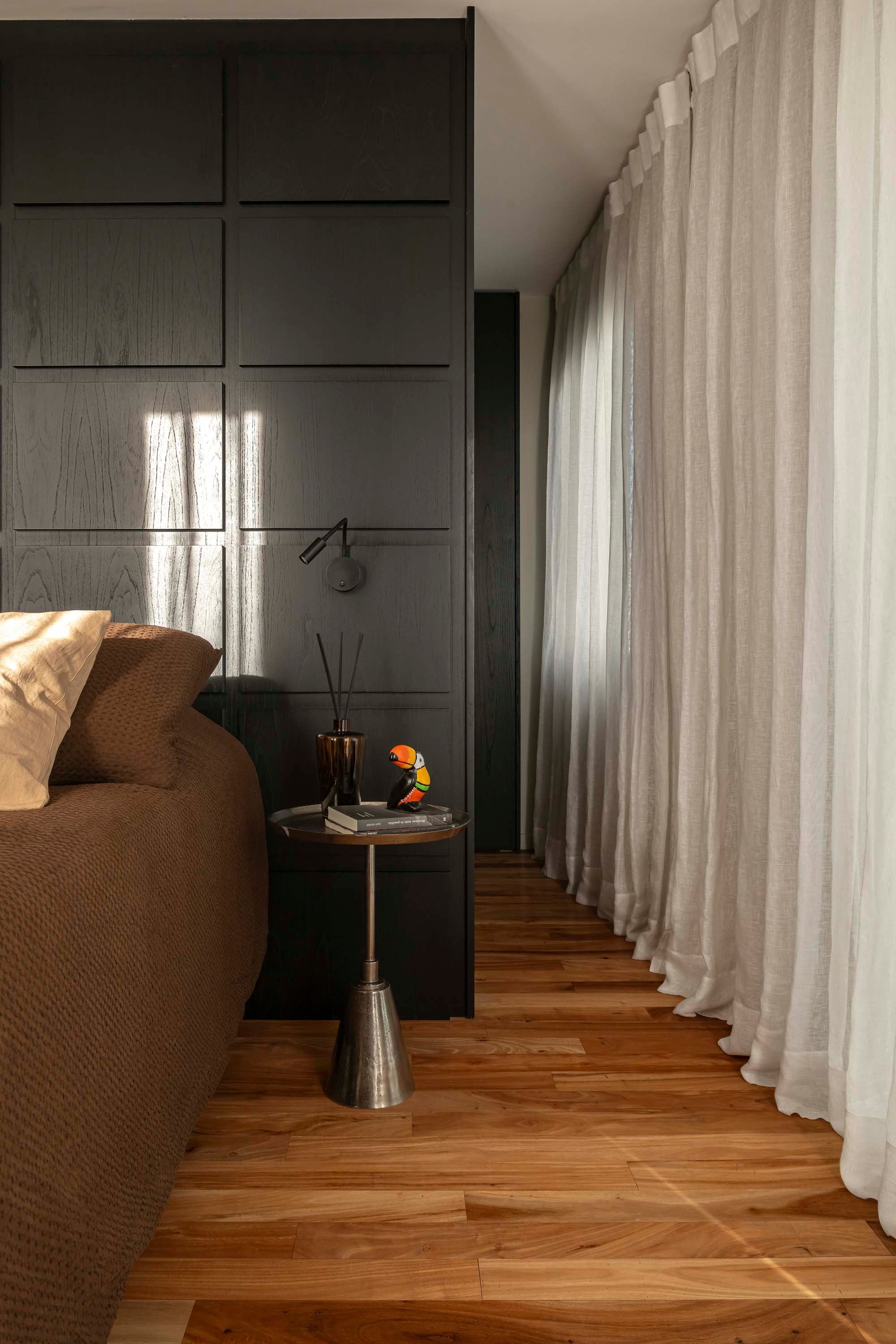 Cortinas y ropa de cama (Florencia Franchini).Mesa de luz (Landmark). Iluminación (Fábrica de Luz).