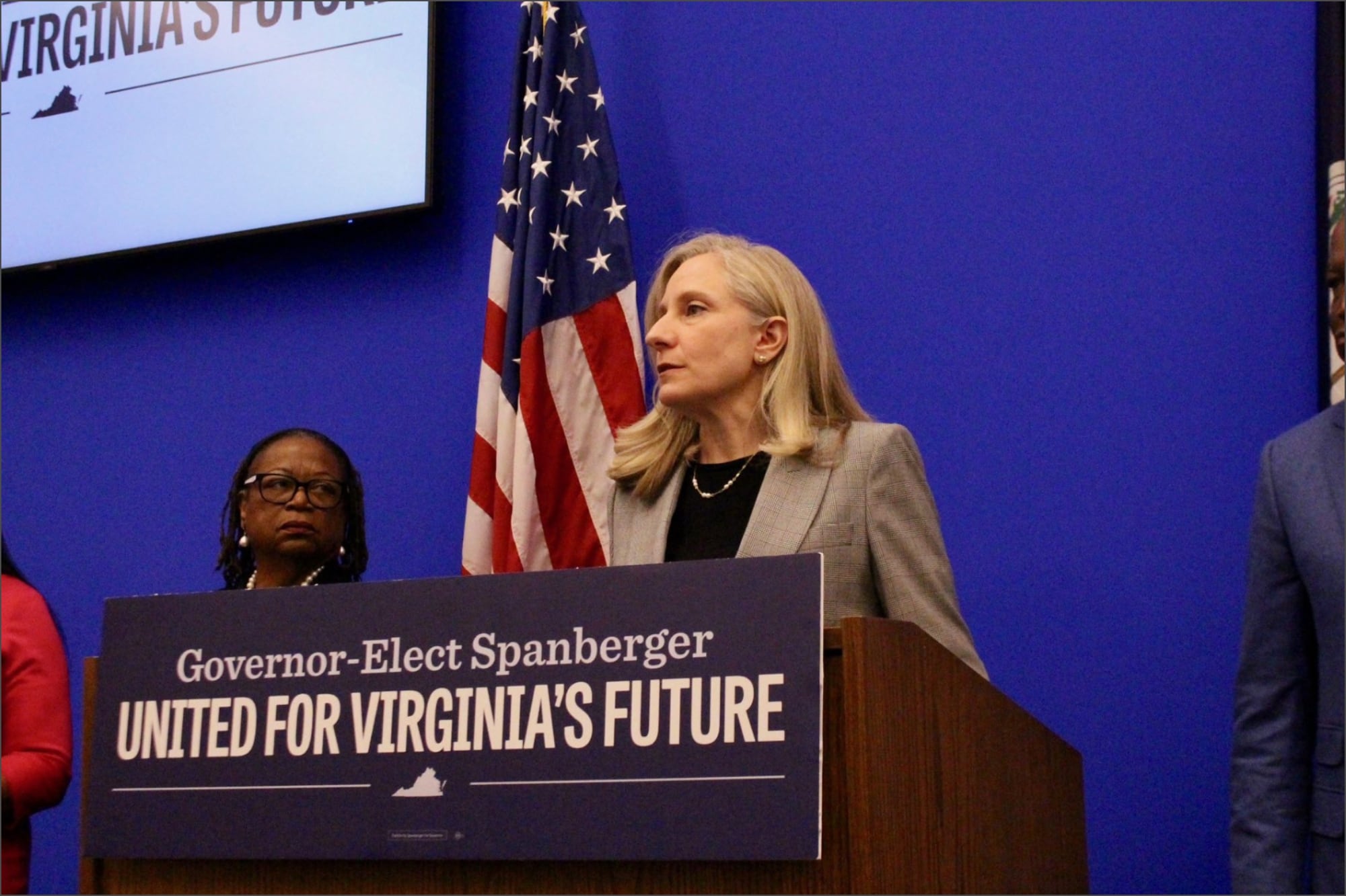 La oficina de Spanberger sostiene que el estado no está obligado a cumplir con solicitudes administrativas del gobierno federal