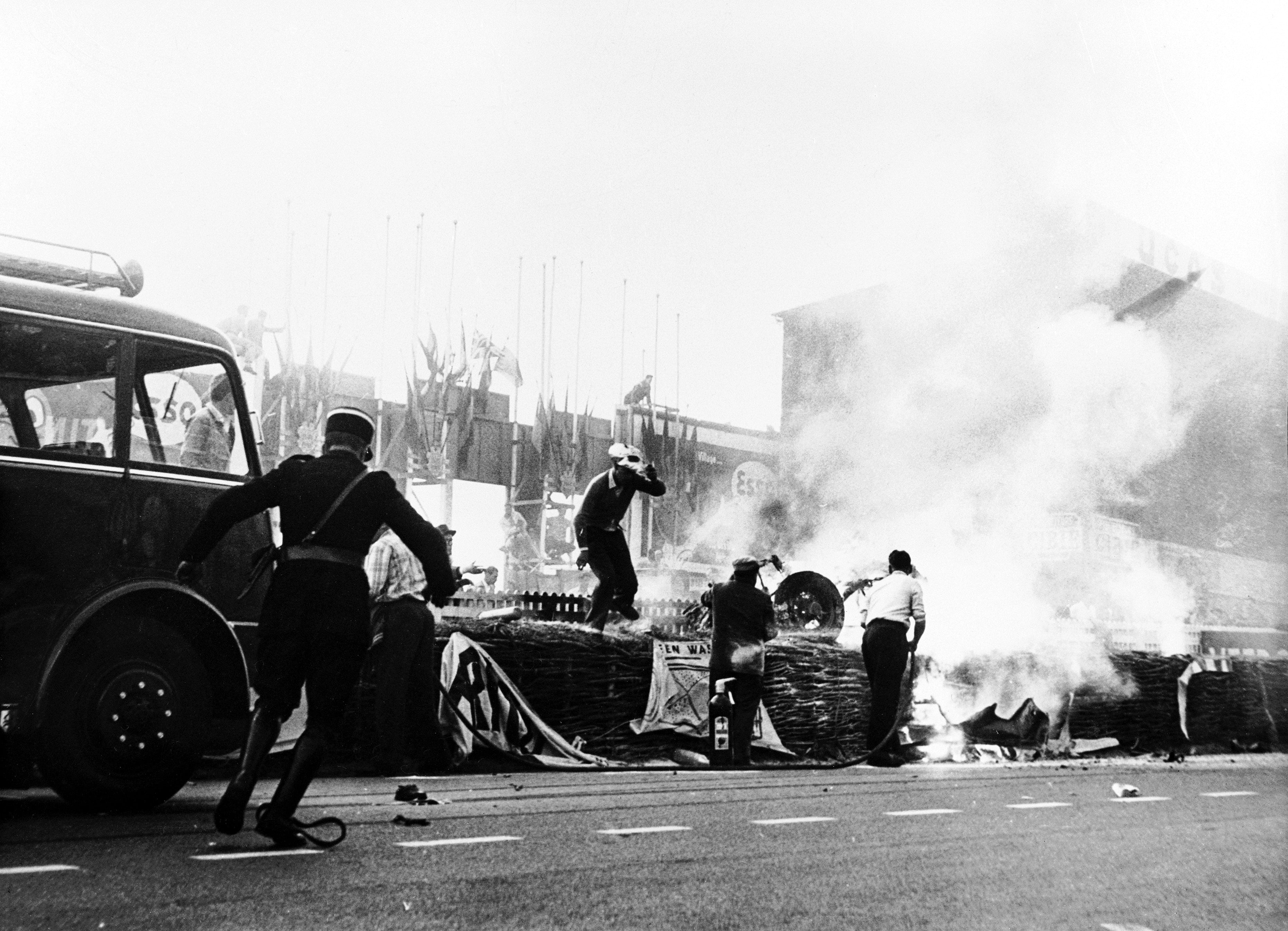 La explosión del Mercedes Benz de Pierre Levegh en la carrera del 11 de junio de 1955 fue una de las tragedias más grandes del automovilismo en la historia