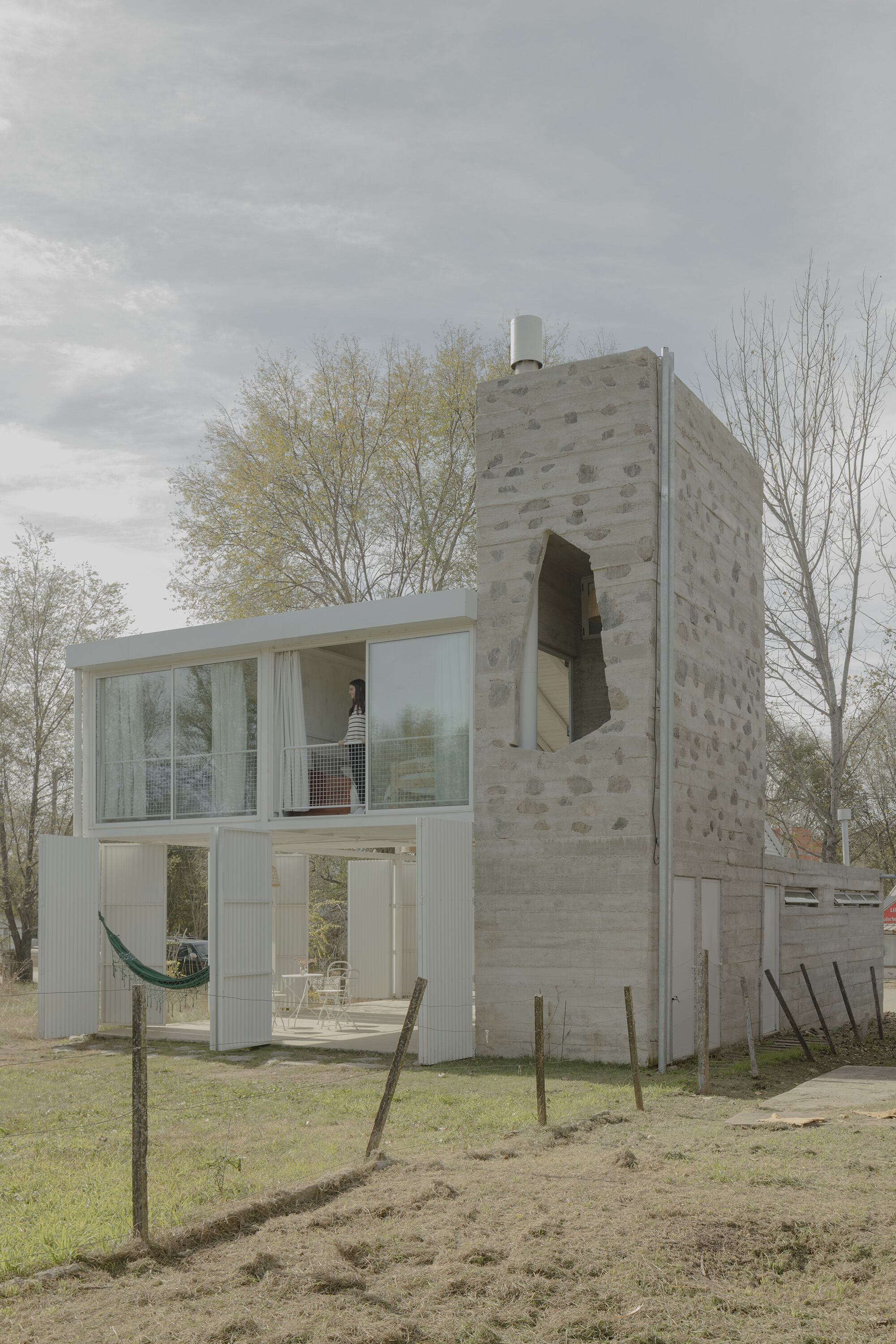 En la parte trasera del bloque de hormigón, que es el costado sur de la casa, se instalaron un pequeño baño y un depósito.