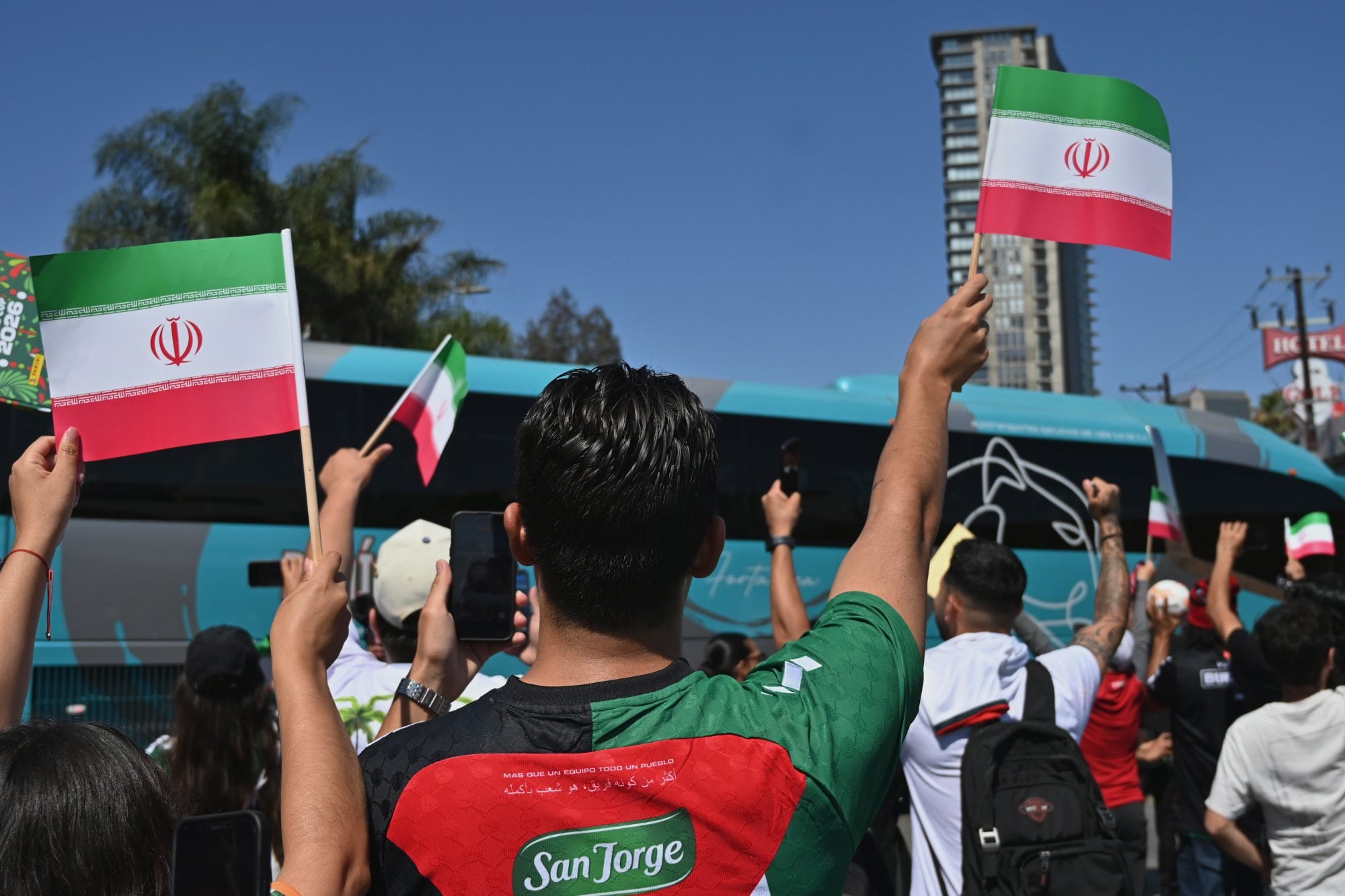 Hinchas iraníes despiden al plantel del seleccionado en Tijuana antes de partir hacia Los Ángeles para el debut en el Mundial.