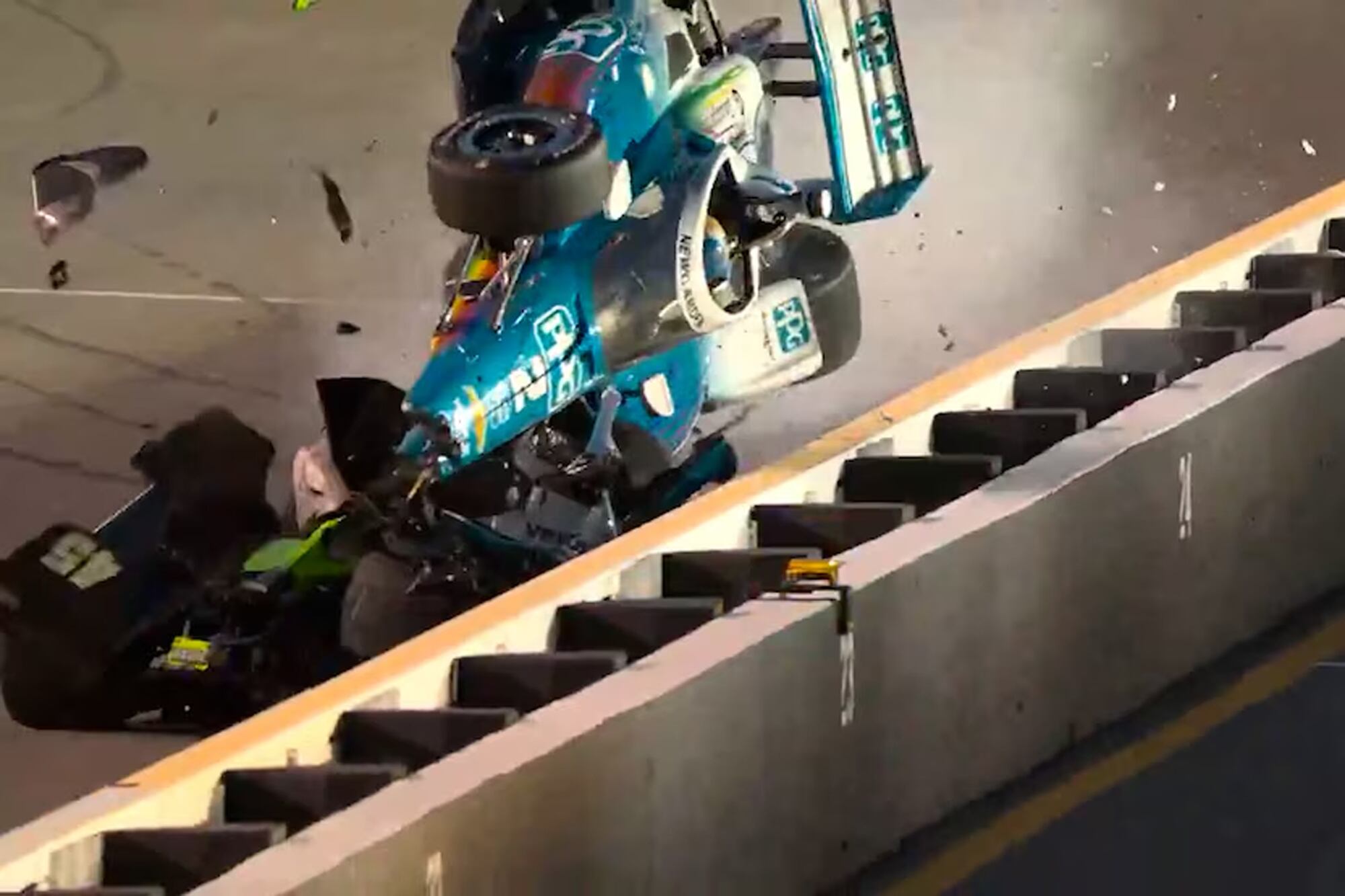 El auto de Foster se da vuelta en el medio de la pista