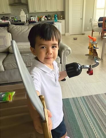 El parque infantil honra la memoria de Mitchell Chang, quien falleció en febrero de 2018 a los tres años de edad en un incidente ocurrido en una academia de natación de Stone Oak