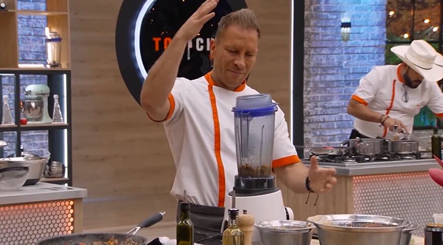 El actor Salvador Zerboni tiene problemas al usar la licuadora de Top Chef VIP (Telemundo)
