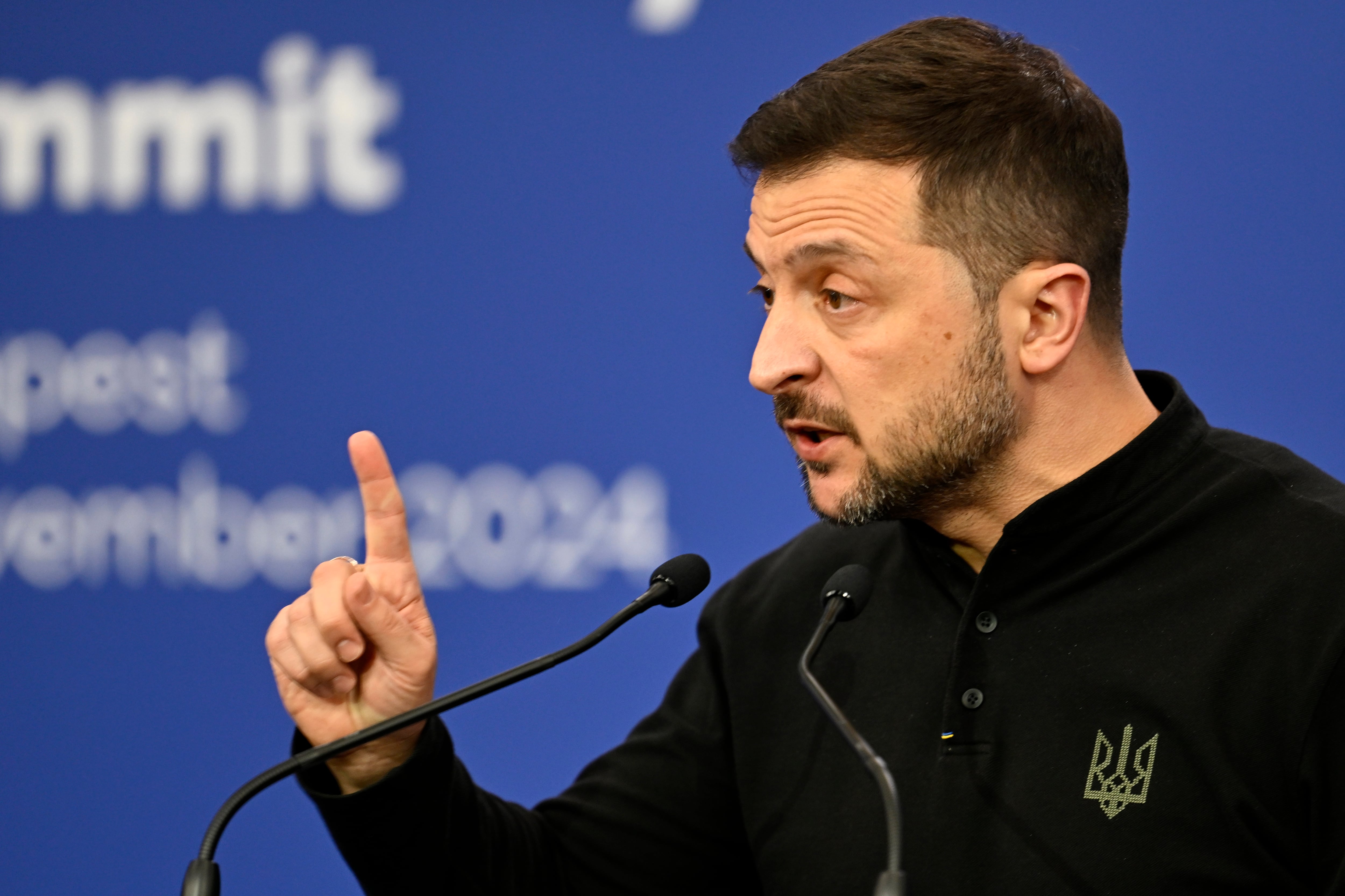 El presidente de Ucrania, Volodymyr Zelenskyy, habla durante una conferencia de prensa durante una cumbre de la Comunidad Politica Europea
