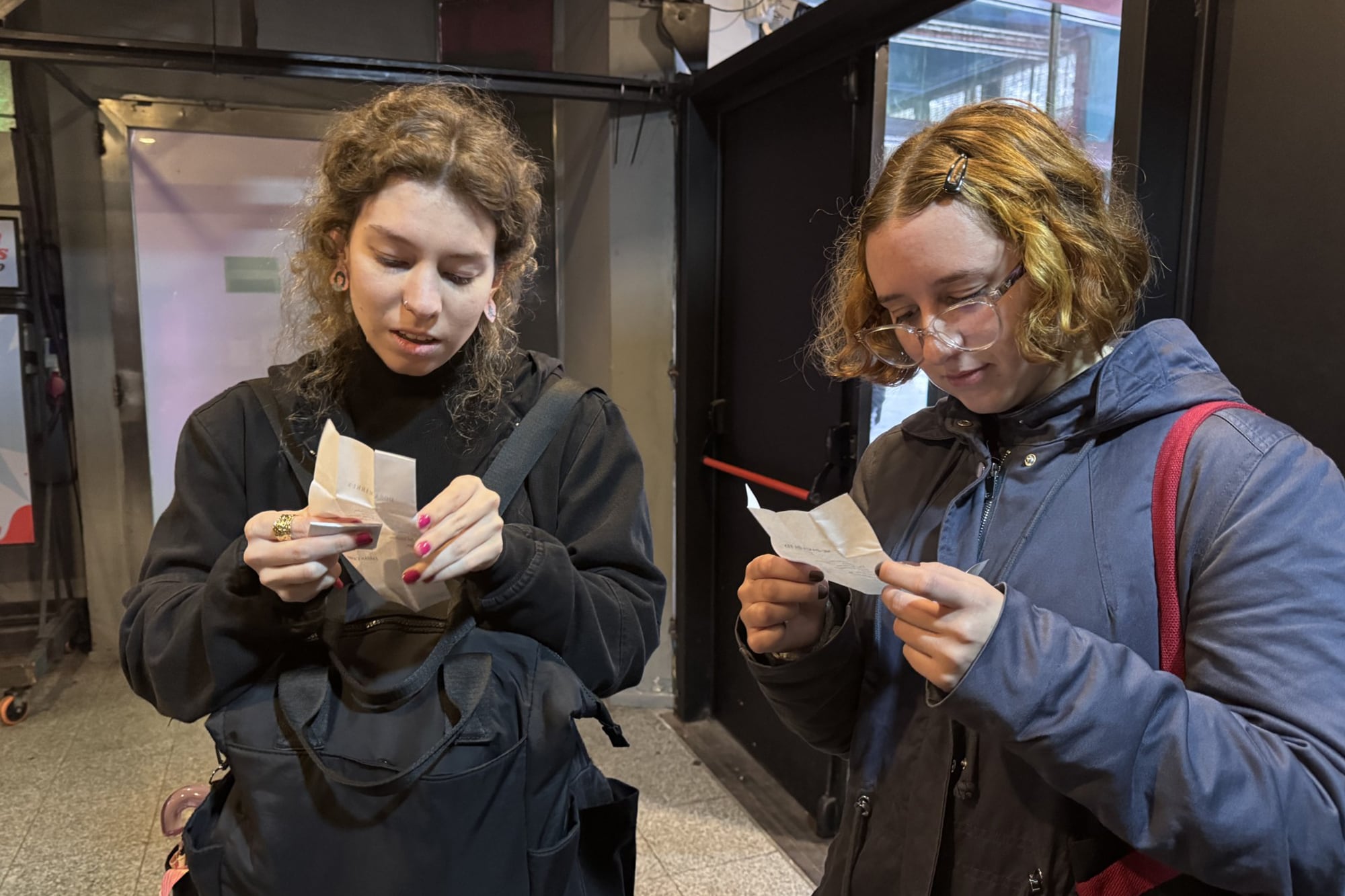 En la FED: una vieja máquina expendedora de preservativos ahora entrega dos poemas por una moneda