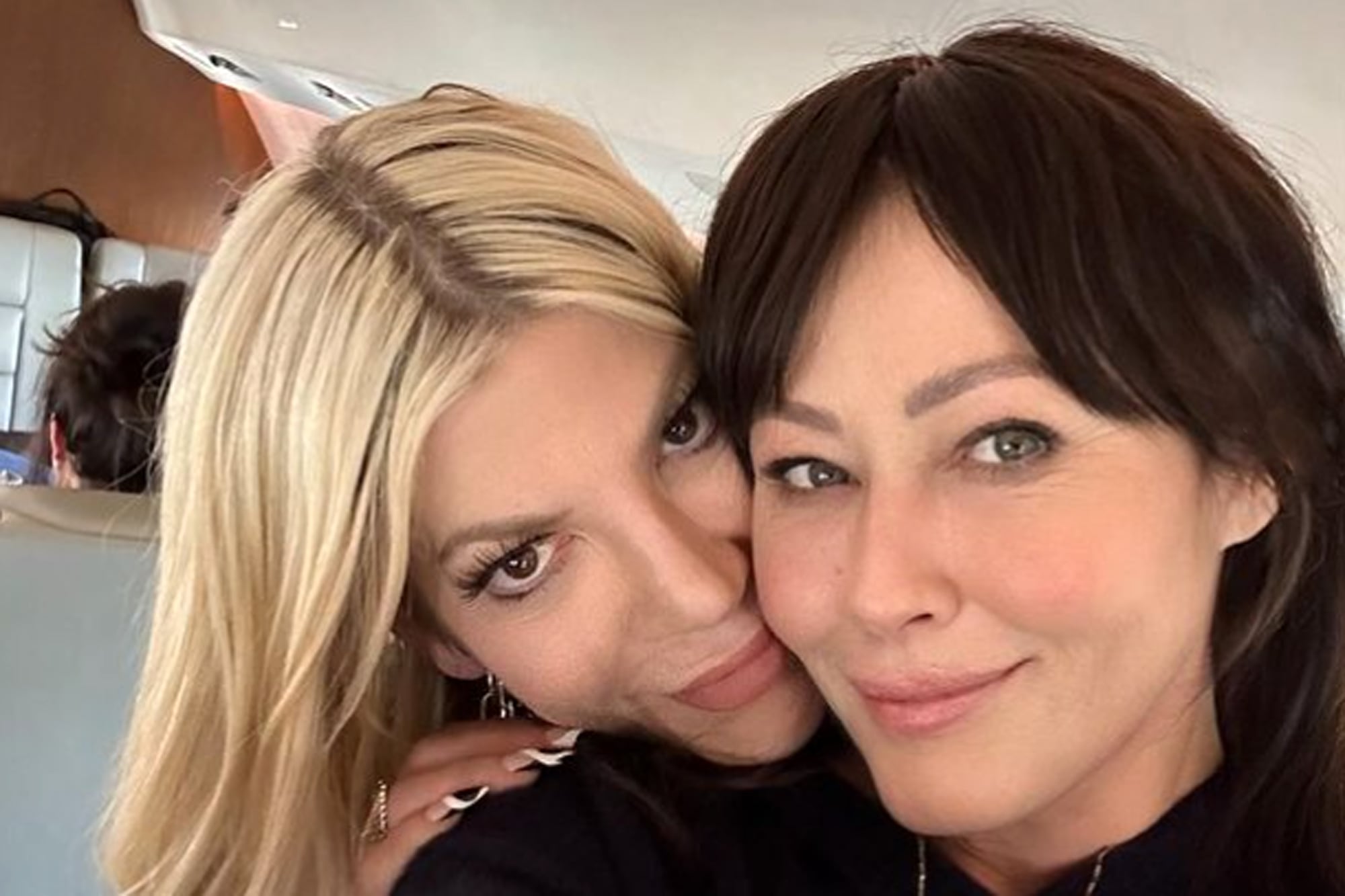 La fuerte confesión de Tori Spelling: "Lloré más por la muerte de Shannen Doherty que por la de mi padre"