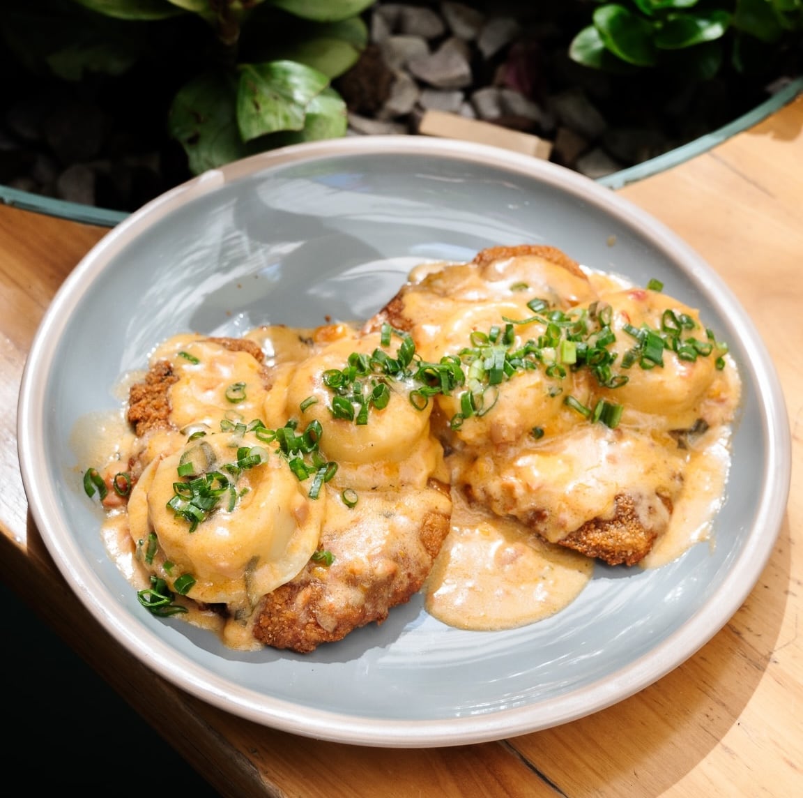 Milanesa de peceto con sorrentinos de jamón y queso con salsa rosa