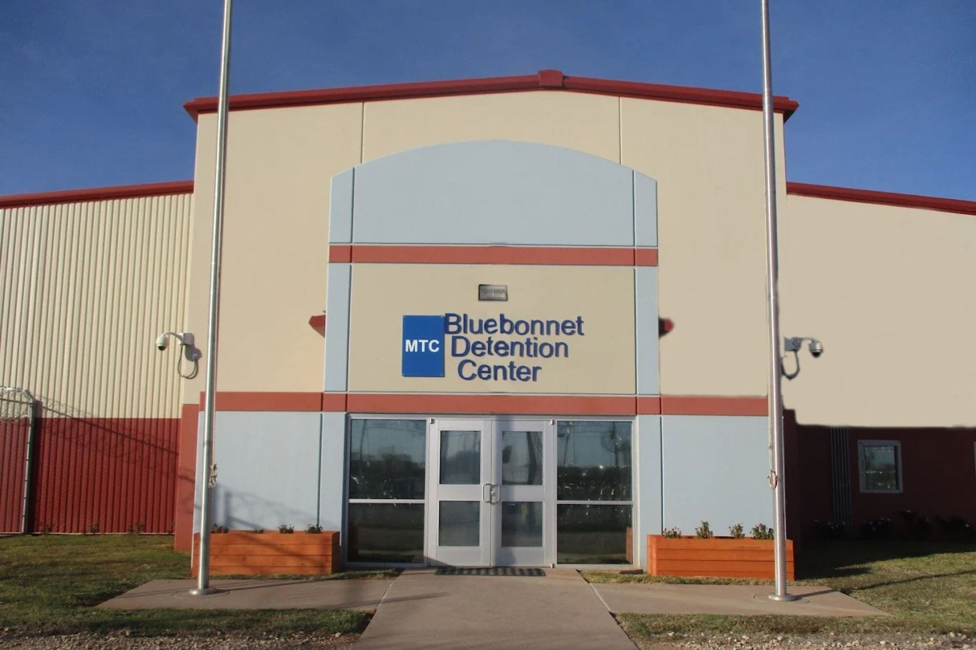 Los detenidos permanecen en el Centro de Detención Bluebonnet