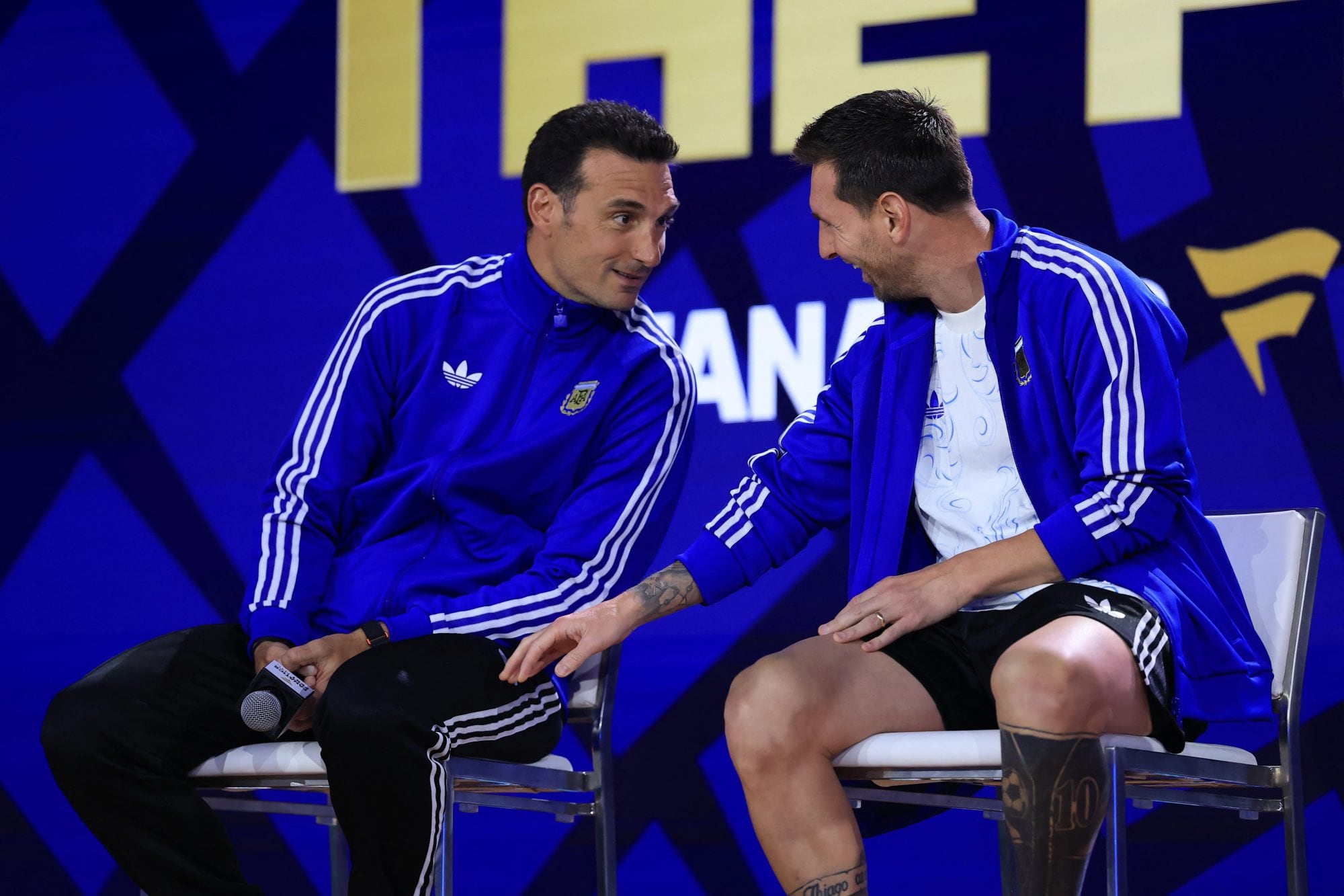 Lionel Scaloni junto a Lionel Messi durante el Fanatics Fest en el Javits Center