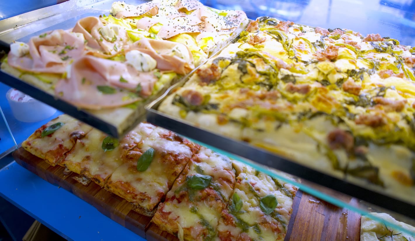 La pizza rectangular, de larga fermentación, base crocante e interior aireado, es la única romana certificada en la ciudad