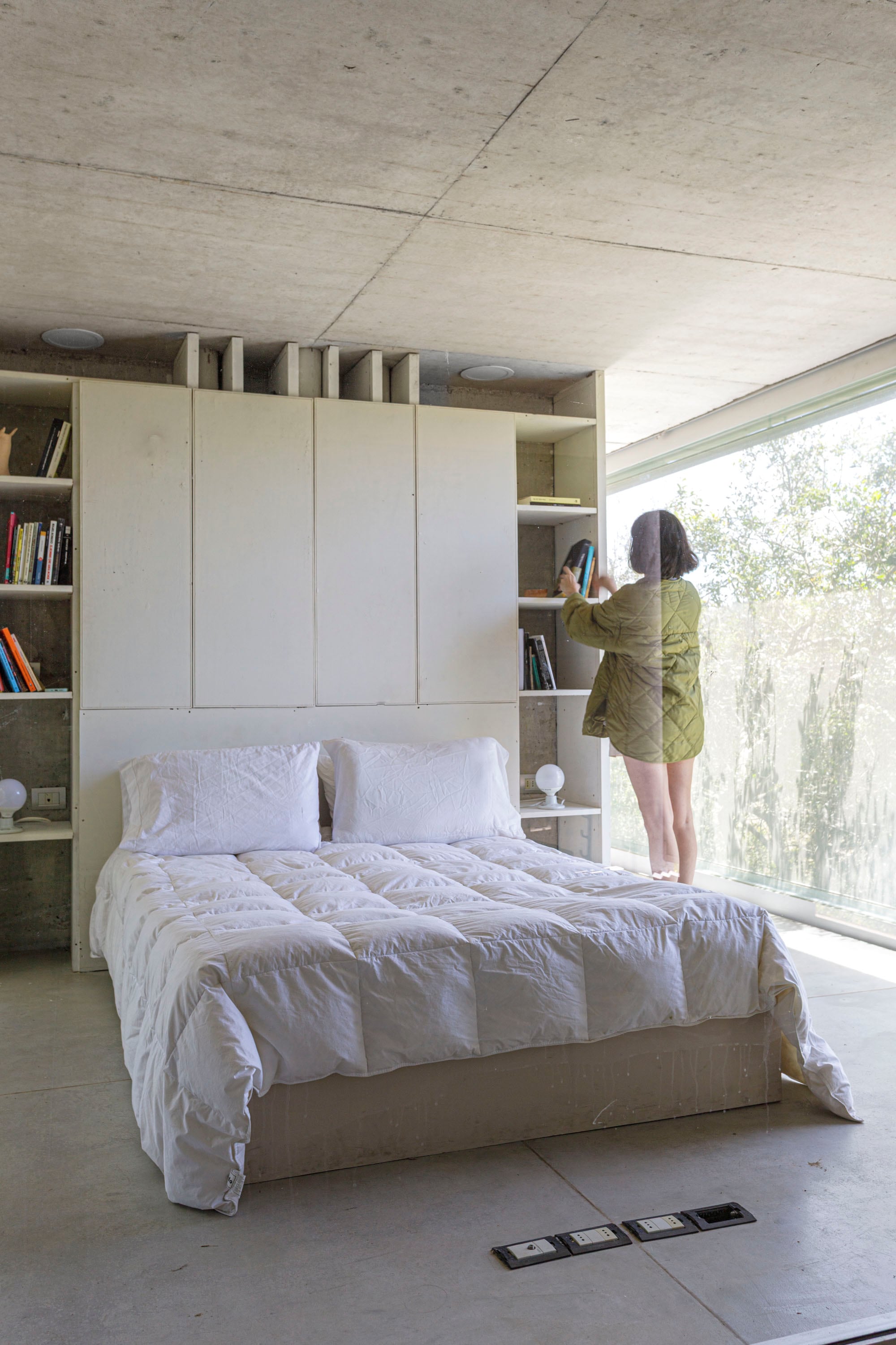 Estructura de hormigón, piso de cemento alisado y carpinterías de aluminio expresan austeridad y síntesis, dos de los tres conceptos que conforman la matriz del pensamiento de Vila. El tercero es el módulo.