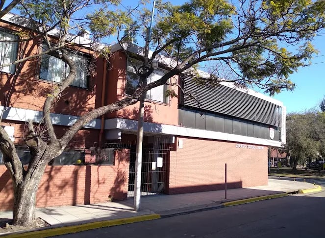 Alumnos bonaerenses simularon fusilamientos en sus colegios para presentar el buzo de egresados