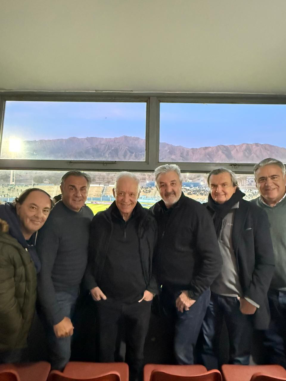 Víctor Blanco, con integrantes de su excomisión directiva, presenciaron hace algunas semanas el partido por Copa Argentina entre Racing y San Martín de San Juan, en San Luis