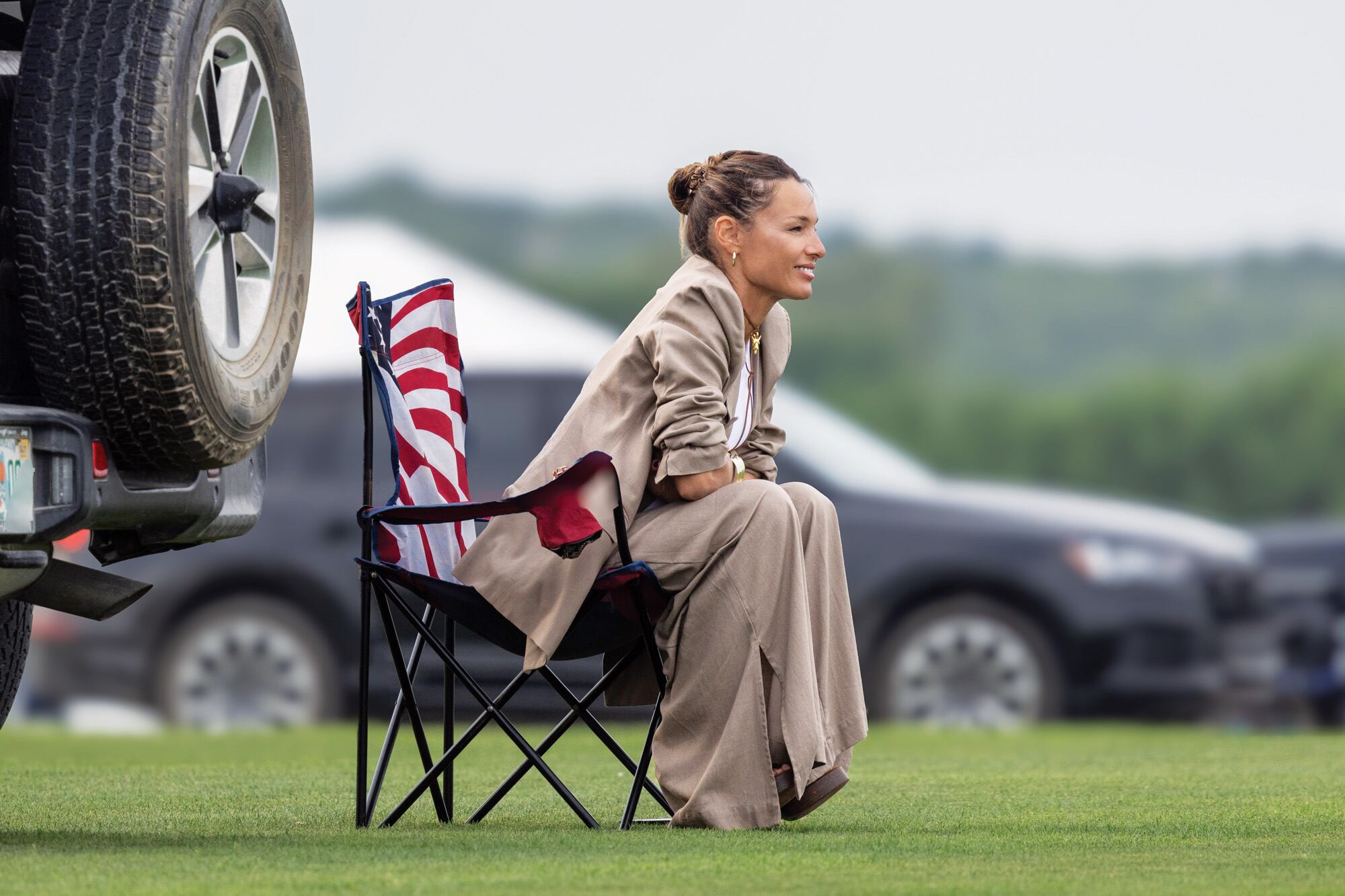Muy atenta a cada
instancia, la modelo
vio el partido desde un
costado de la cancha,
sentada en una silla
que bajaron de la
camioneta