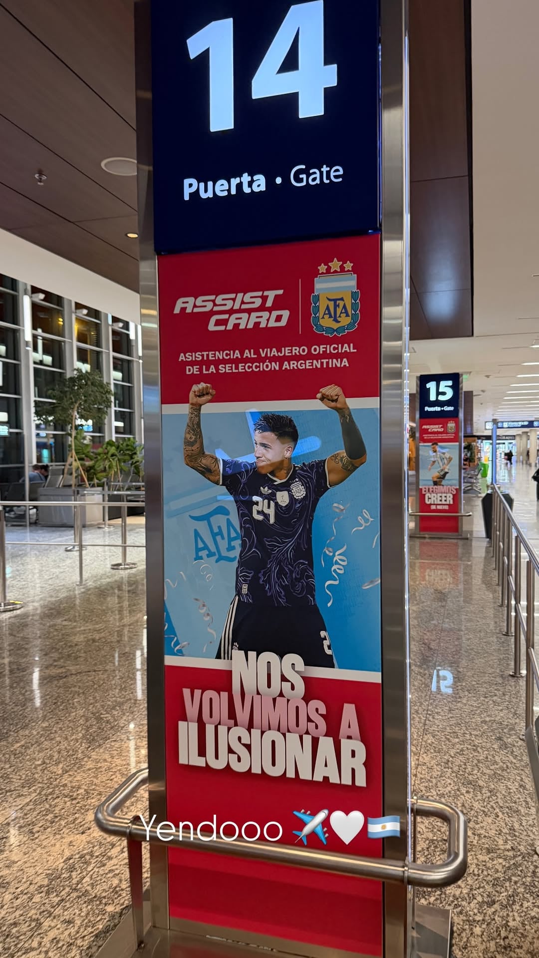 Olivia y Benjamín listos para embarcar hacia los Estados Unidos (Foto: Instagram/@valucervantes)