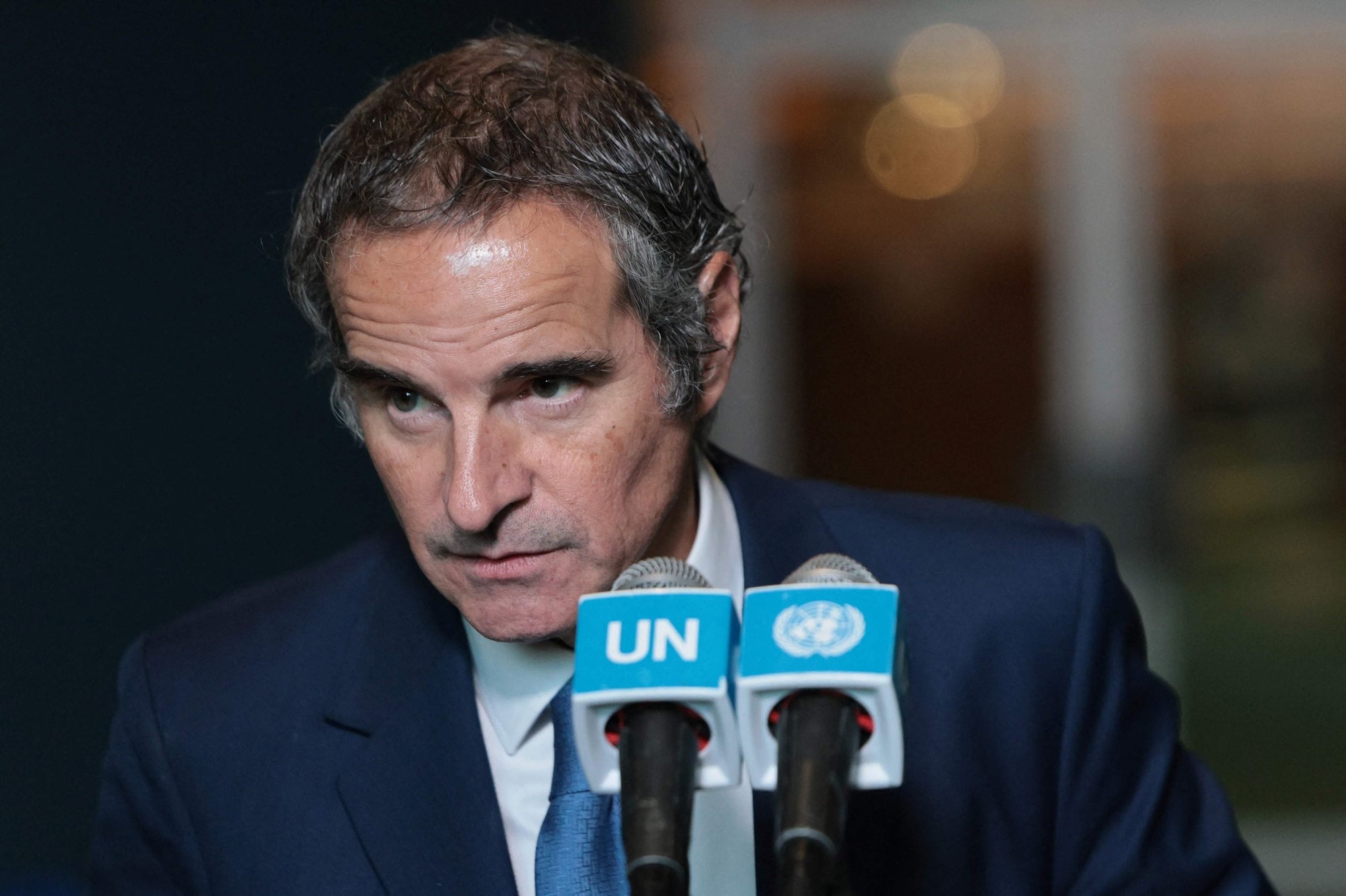 Rafael Grossi habla con la prensa tras la audiencia en la sede de las Naciones Unidas por su candidatura para secretario general del organismo, el 21 de abril de 2026.