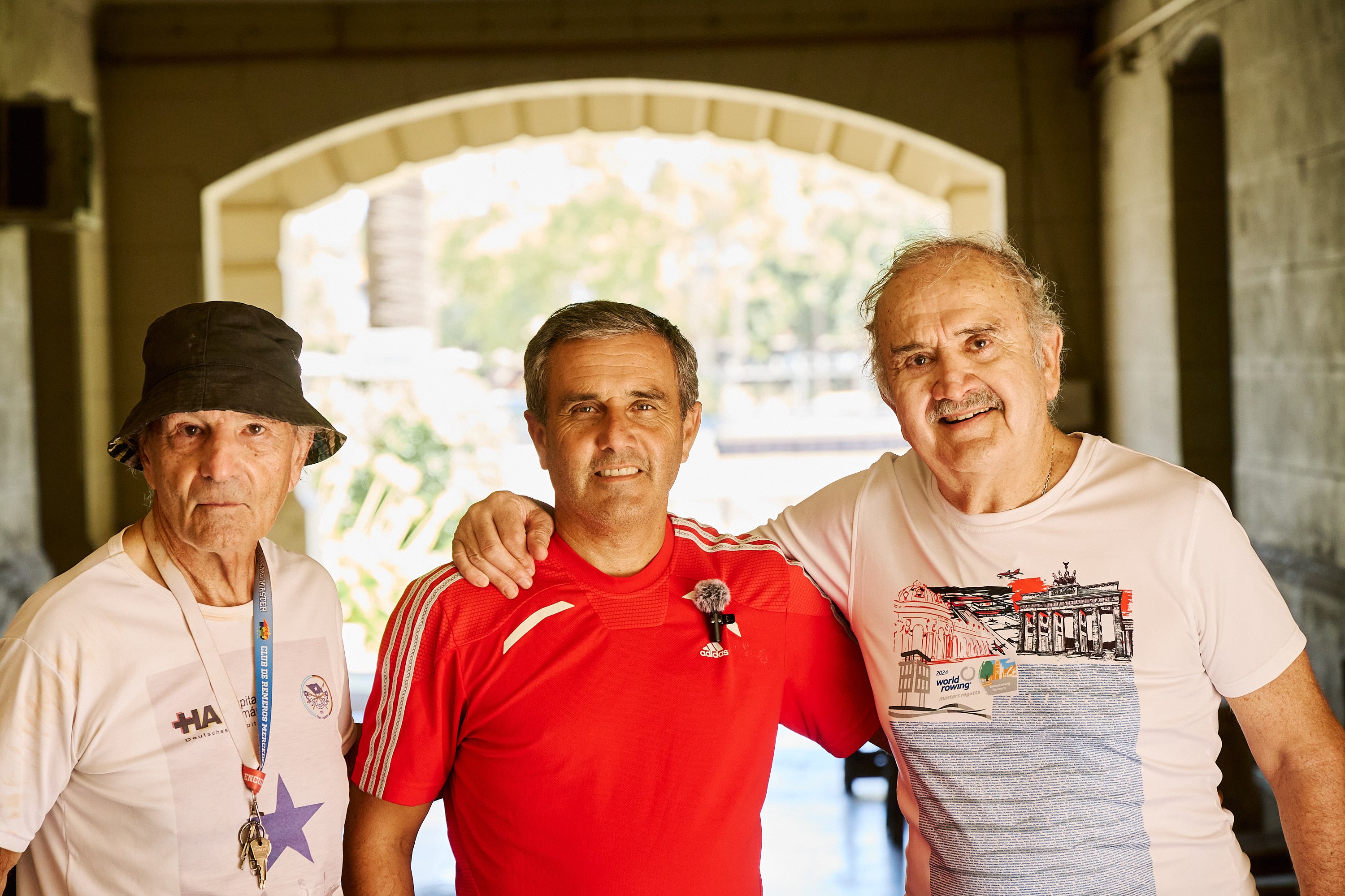 De izquierda a derecha: Pancho Bustamante, Gustavo Louzao y Pedro Yucciolino, socios del Club de Regatas La Marina. Yucciolino, atleta olímpico en Múnich 1972, tiene 81 años y rema todos los días desde los 15