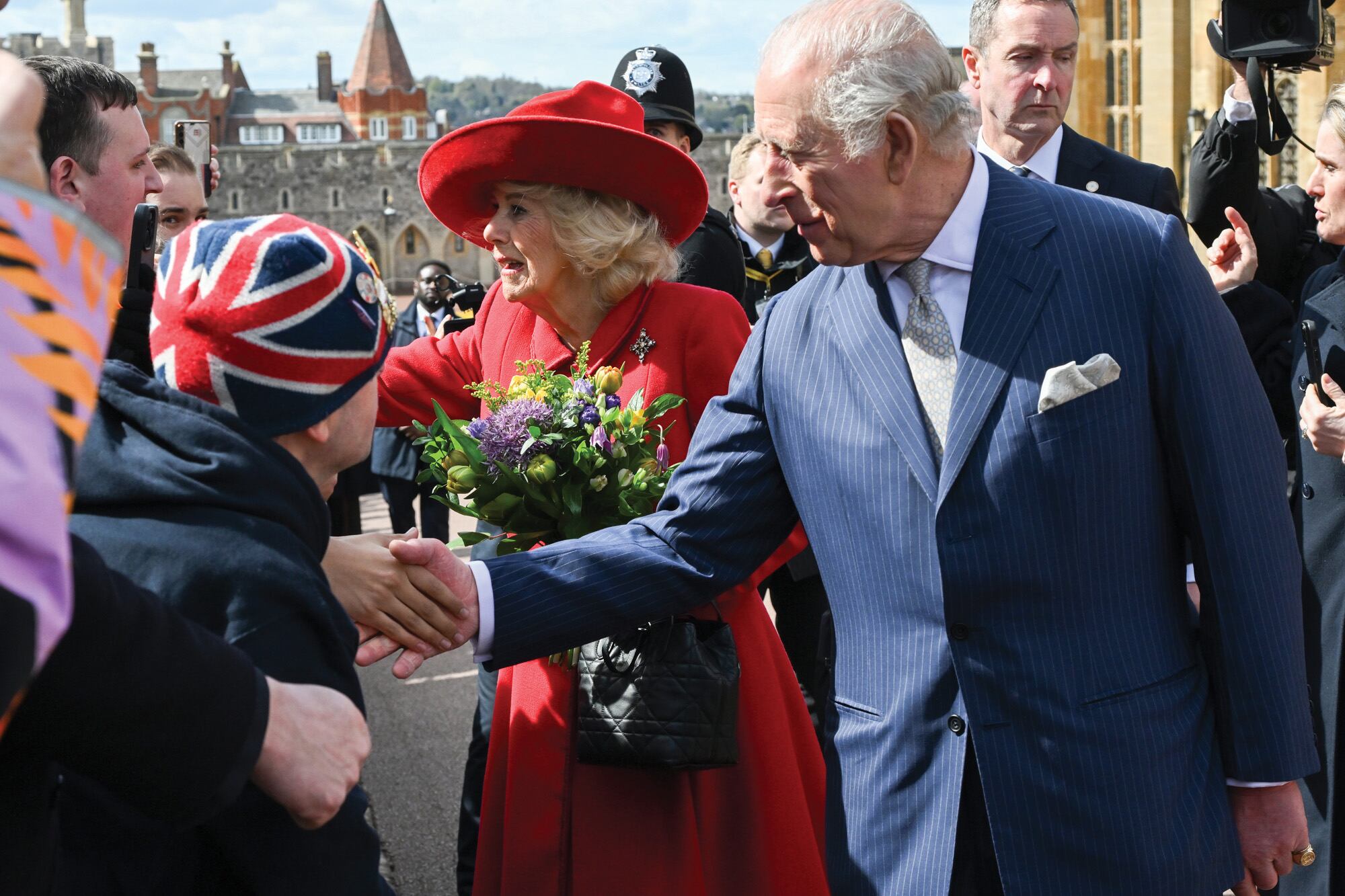 Los reyes Carlos III y Camilla saludan a la gente que se acercó a Windsor