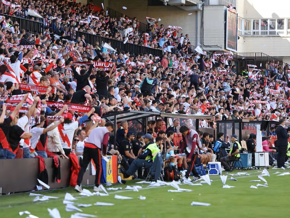En el regreso a casa de Rayo Vallecano, los hinchas expresaron su furia arrojando aviones de papel en señal de protesta en forma repetida y el partido no pudo continuar